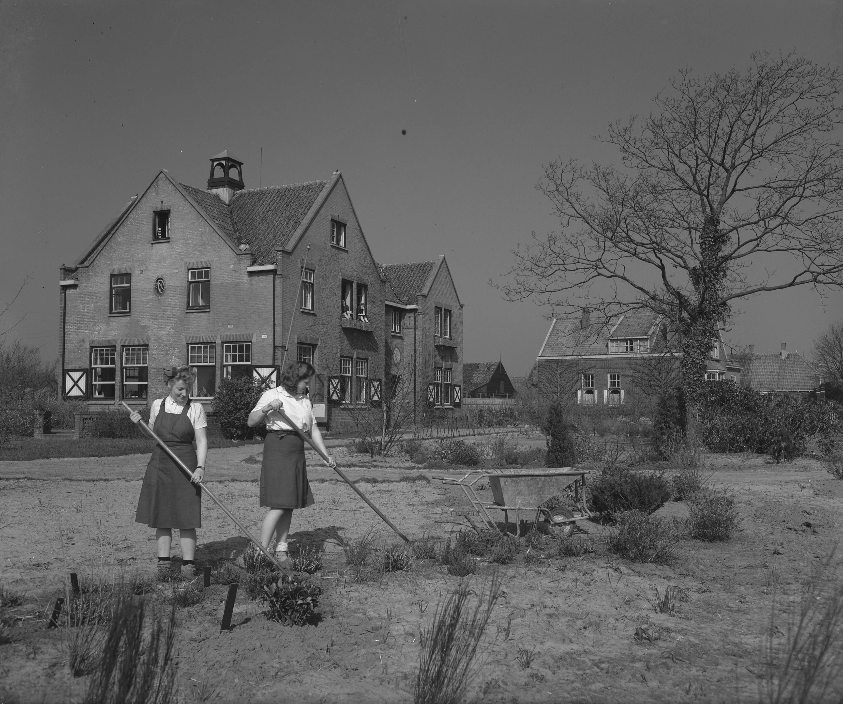 Fotocollectie Anefo — Tuinbouwschool "Huize te Lande" Rijswijk. Het vriendelijk gelegen schoolgebouw — Foto: Raucamp, Koos / Anefo. Licentie: Set B: Rechtenvrij / Publiek Domein. Bron: Nationaal Archief. http://hdl.handle.net/10648/a89b4afa-d0b4-102d-bcf8-003048976d84