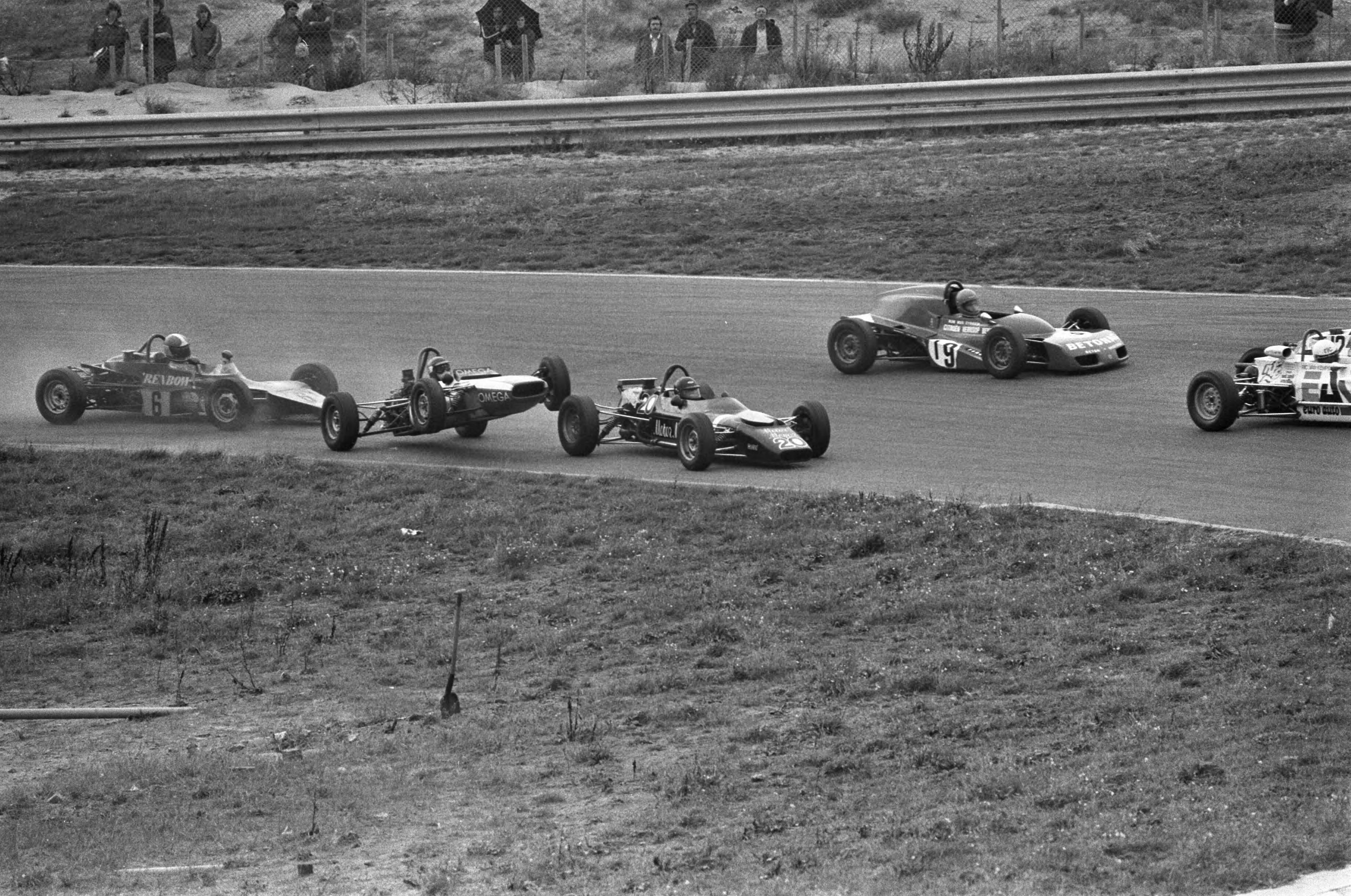 Fotocollectie Anefo — Autoraces op Zandvoort; Vaney (31) in de fout in Tarzanbocht — Foto: Peters, Hans / Anefo. Licentie: Set B: Rechtenvrij / Publiek Domein. Bron: Nationaal Archief. http://hdl.handle.net/10648/ac7391c8-d0b4-102d-bcf8-003048976d84