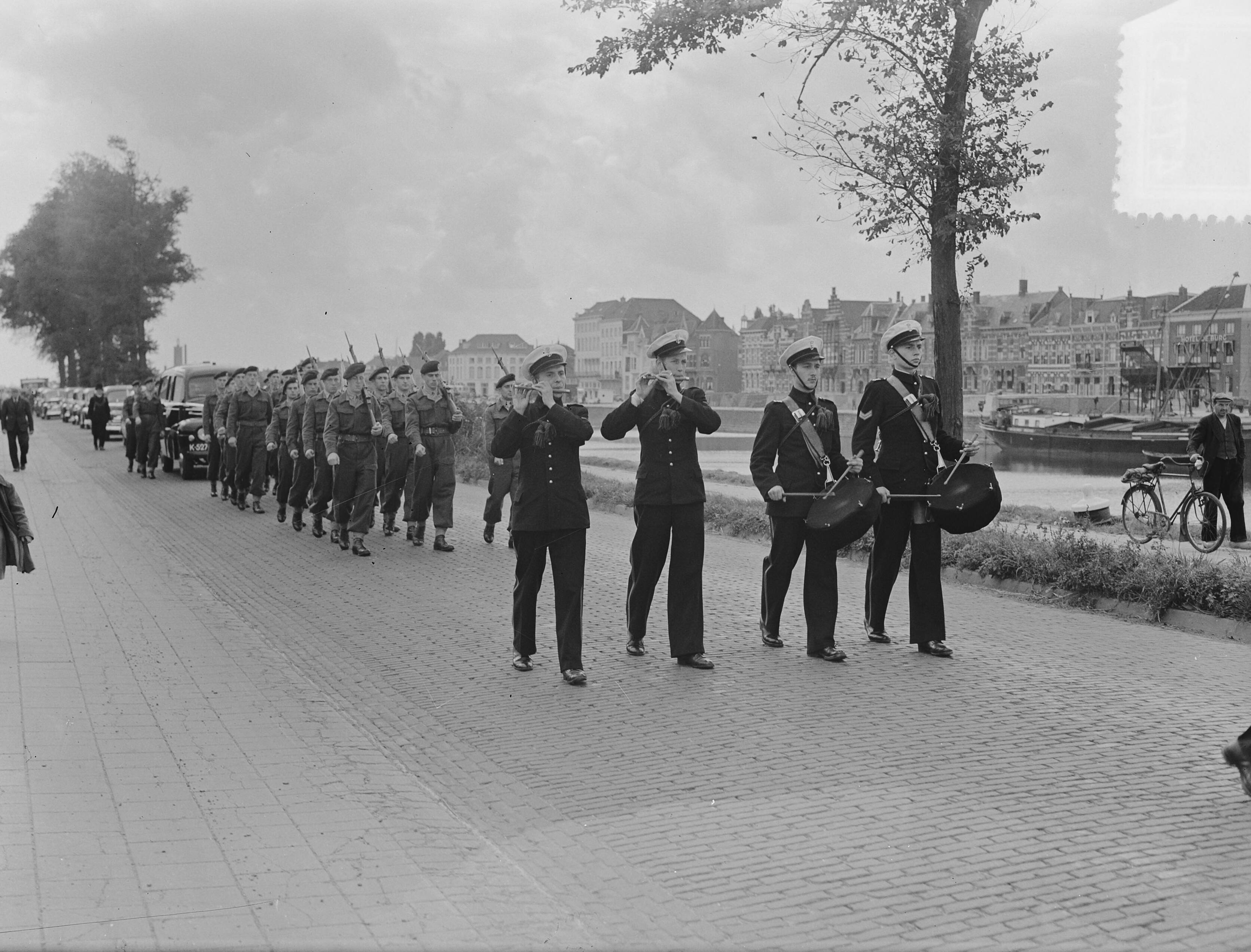 Marine begrafenis Adriaanse te Middelburg — Foto: Pot, Harry / Anefo. — Licentie: Set B: Rechtenvrij / Publiek Domein. Bron: Nationaal Archief. http://hdl.handle.net/10648/a8efad3e-d0b4-102d-bcf8-003048976d84