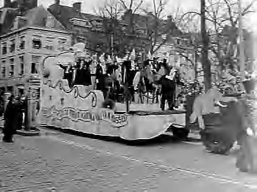 Fotocollectie Anefo — Carnavaloptocht in Maastricht — Foto: Rossem, Wim van / Anefo. Licentie: Set B: Rechtenvrij / Publiek Domein. Bron: Nationaal Archief. http://hdl.handle.net/10648/a9759c32-d0b4-102d-bcf8-003048976d84