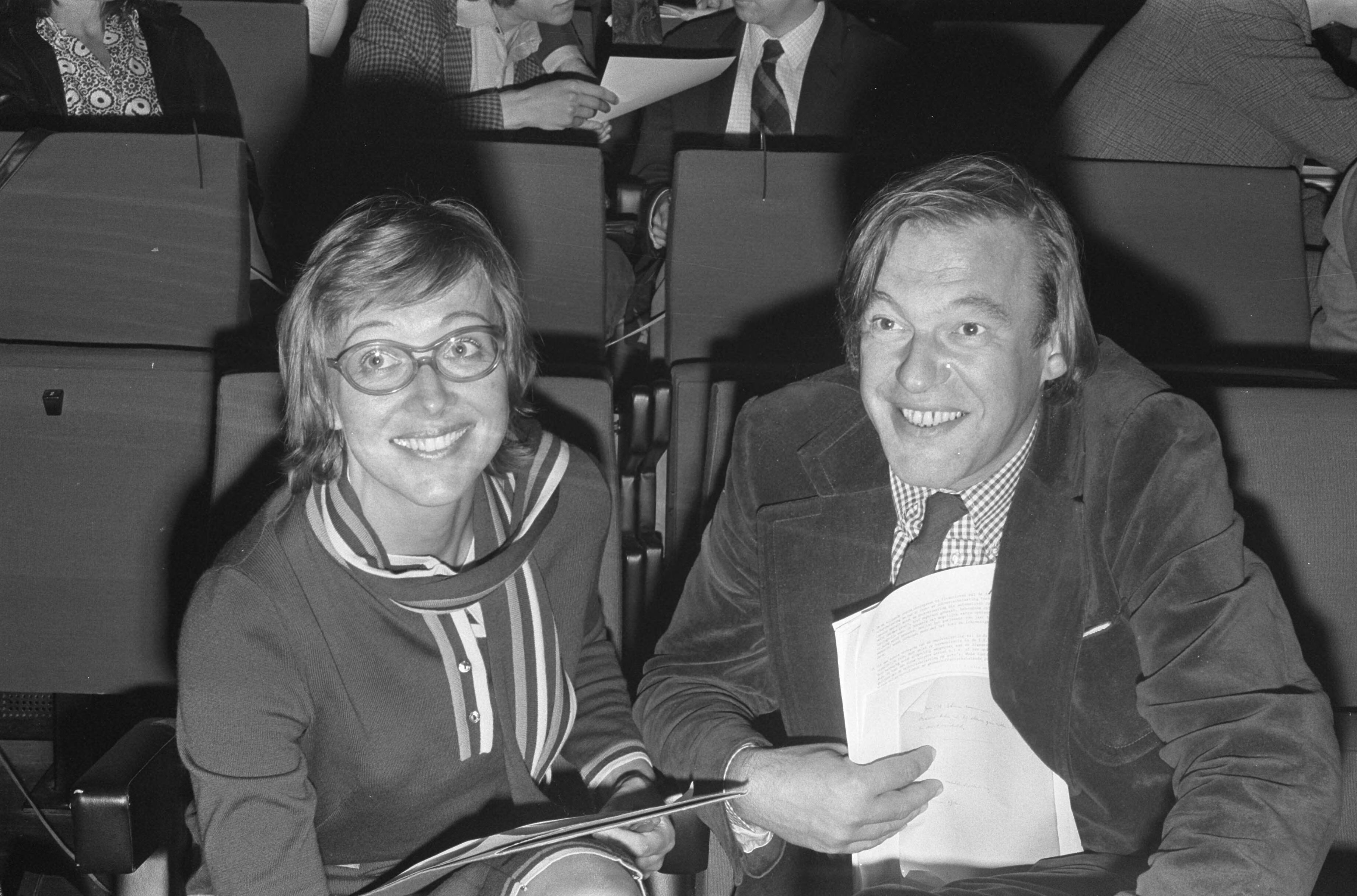 Fotocollectie Anefo — Congres D66 in Utrecht, Van Mierlo en partijvoorzitster Ruby van der Scheer — Foto: Peters, Hans / Anefo. Licentie: Set B: Rechtenvrij / Publiek Domein. Bron: Nationaal Archief. http://hdl.handle.net/10648/abf7d3da-d0b4-102d-bcf8-003048976d84