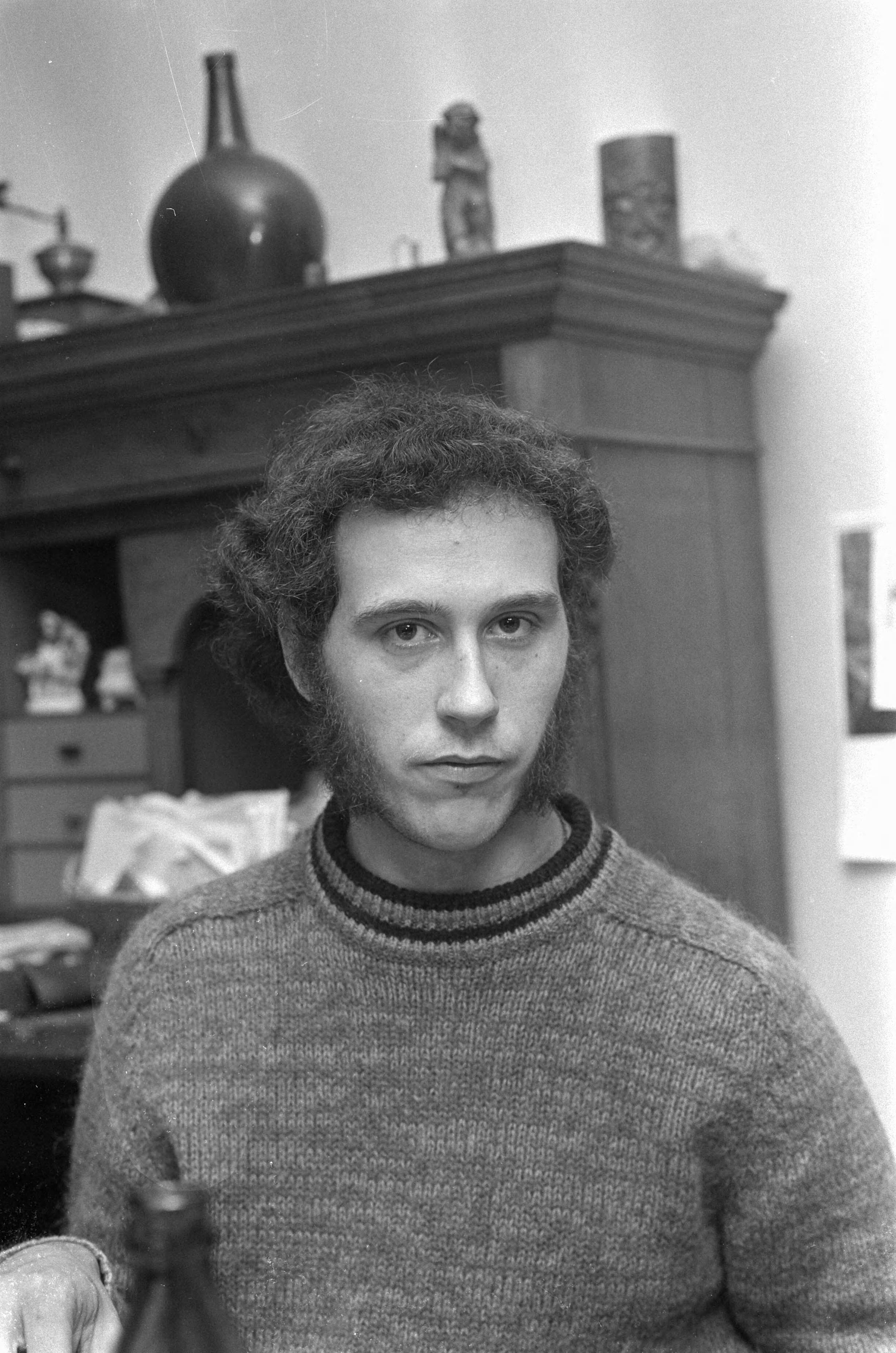 Ralph Waver na kort geding in huis, Haarlem — Waver — Foto: Fotograaf Onbekend / Anefo. Licentie: Set B: Rechtenvrij / Publiek Domein. Bron: Nationaal Archief. http://hdl.handle.net/10648/abc3141a-d0b4-102d-bcf8-003048976d84