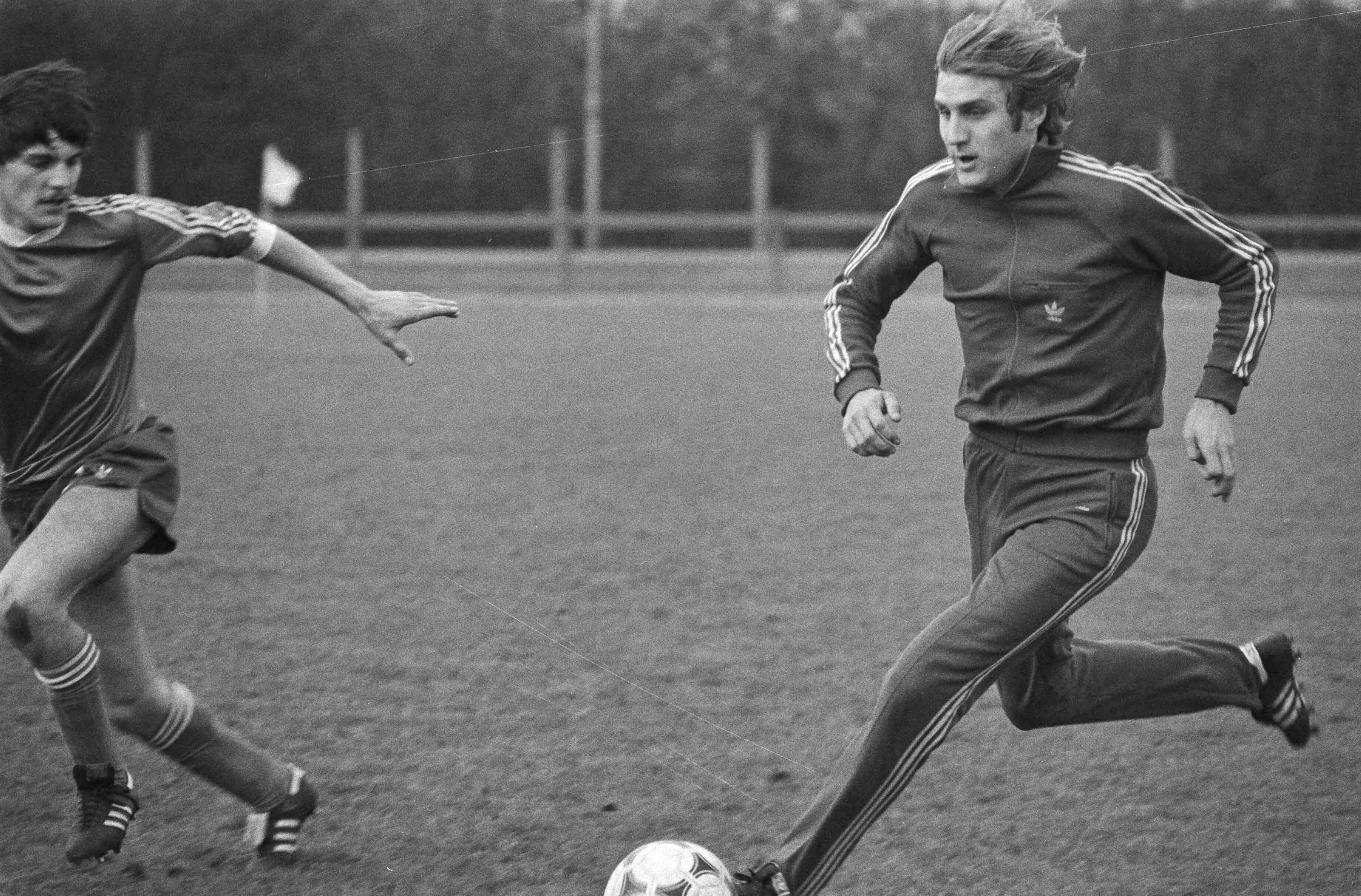 Fotocollectie Anefo — Training Belgisch nationale voetbalelftal in Mechelen voor de wedstrijd woensdag tegen Nederland (voorronde WK) . Jan Ceulemans (rechts) in actie — Foto: Dijk, Hans van / Anefo. Licentie: Set B: Rechtenvrij / Publiek Domein. Bron: Nationaal Archief. http://hdl.handle.net/10648/acedd6cc-d0b4-102d-bcf8-003048976d84