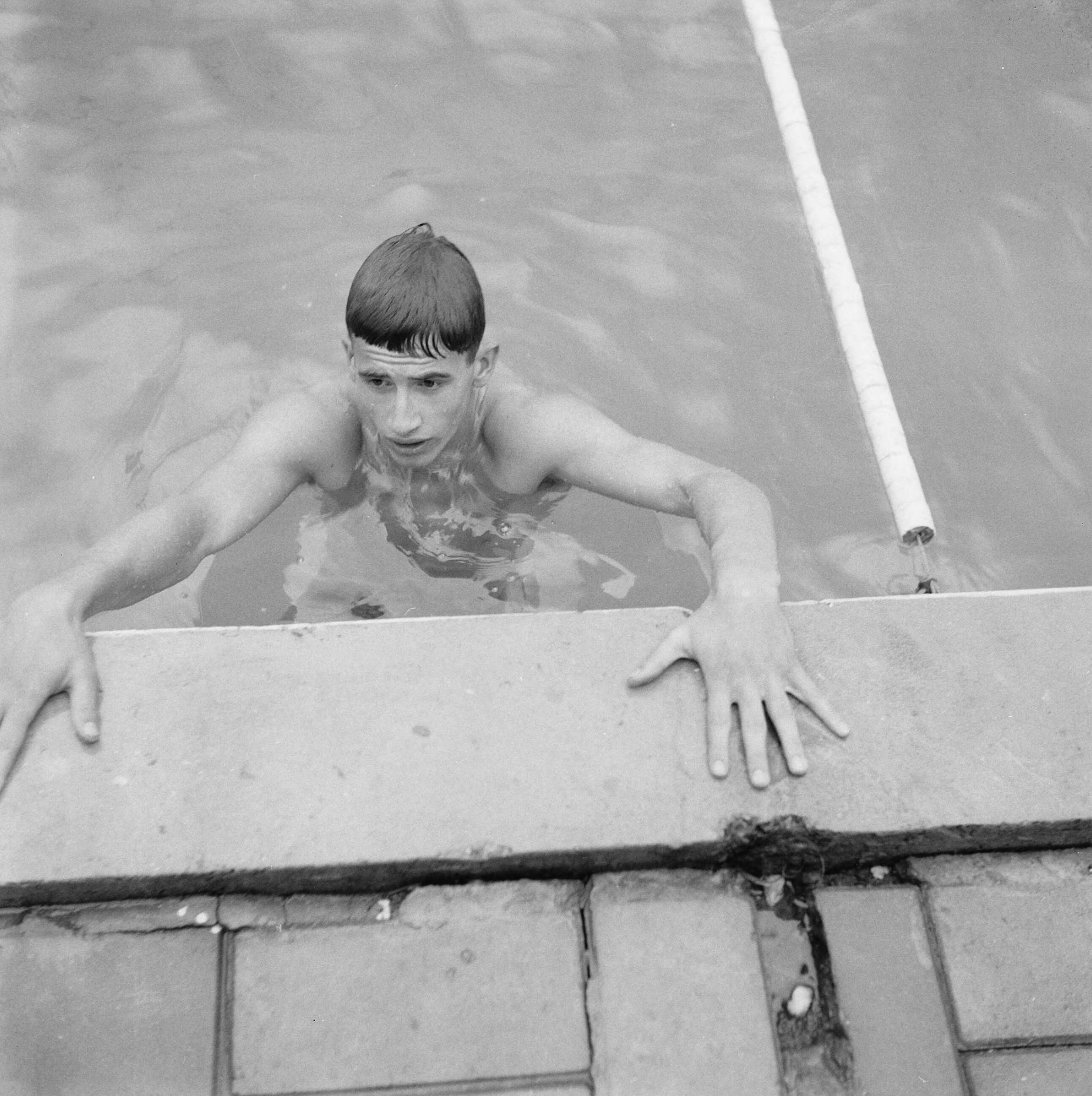 Fotocollectie Anefo — Zwemwedstrijden Nederland tegen Duitsland te Maastricht, Ronnie Kroon verbetert 100 meter vrije slag — Foto: Behrens, Herbert F. / Anefo. Licentie: Set B: Rechtenvrij / Publiek Domein. Bron: Nationaal Archief. http://hdl.handle.net/10648/ad791b60-d0b4-102d-bcf8-003048976d84