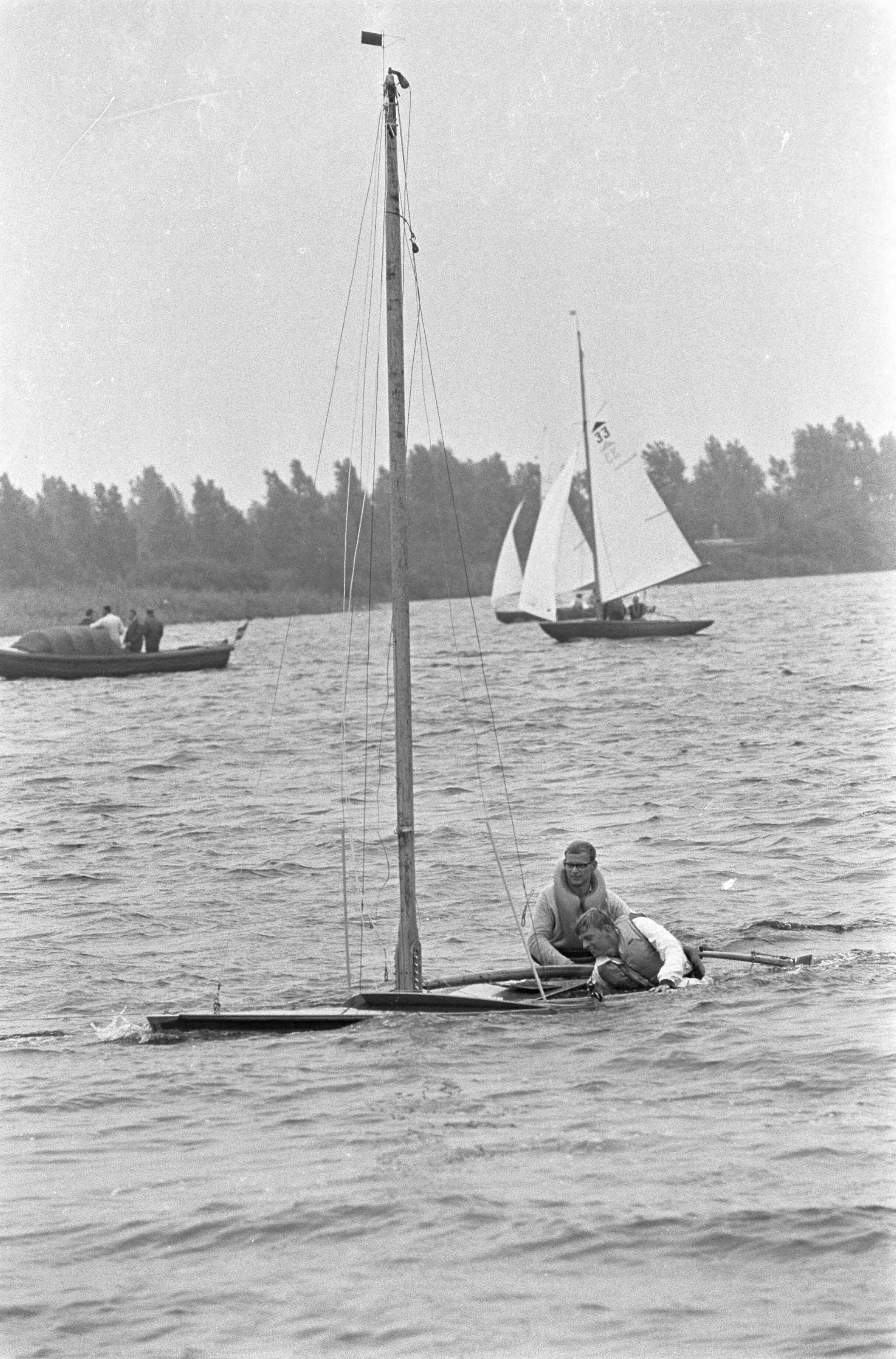 Fotocollectie Anefo — Hollandweek te Loosdrecht. Omgeslagen boot — Foto: Kroon, Ron / Anefo. Licentie: Set B: Rechtenvrij / Publiek Domein. Bron: Nationaal Archief. http://hdl.handle.net/10648/ab219464-d0b4-102d-bcf8-003048976d84