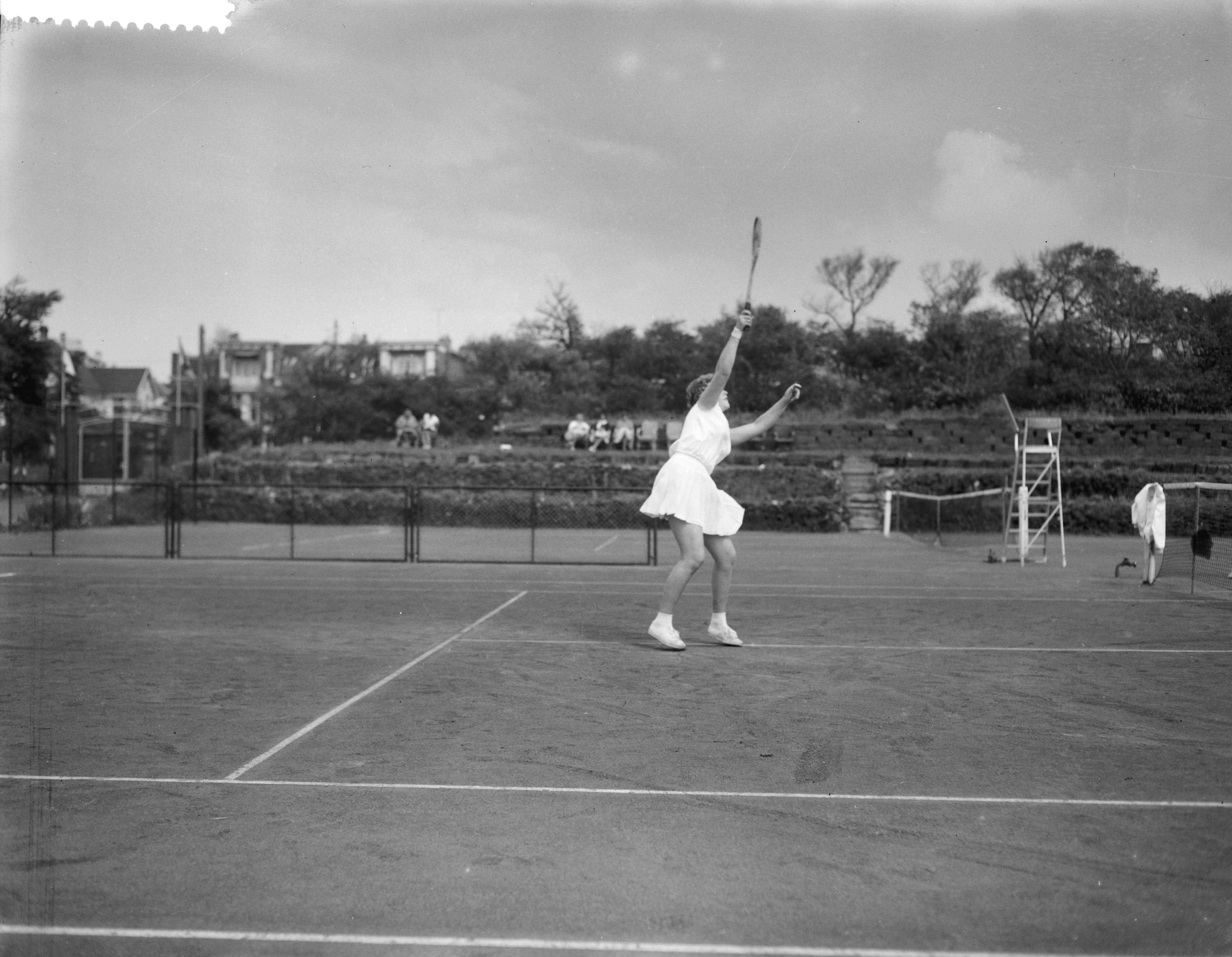 Fotocollectie Anefo — Nationale tenniskampioenschappen op de METS-banen te Scheveningen. Joyce Marinkelle — Foto: Bilsen, Joop van / Anefo. Licentie: Set B: Rechtenvrij / Publiek Domein. Bron: Nationaal Archief. http://hdl.handle.net/10648/a9b6d4c2-d0b4-102d-bcf8-003048976d84
