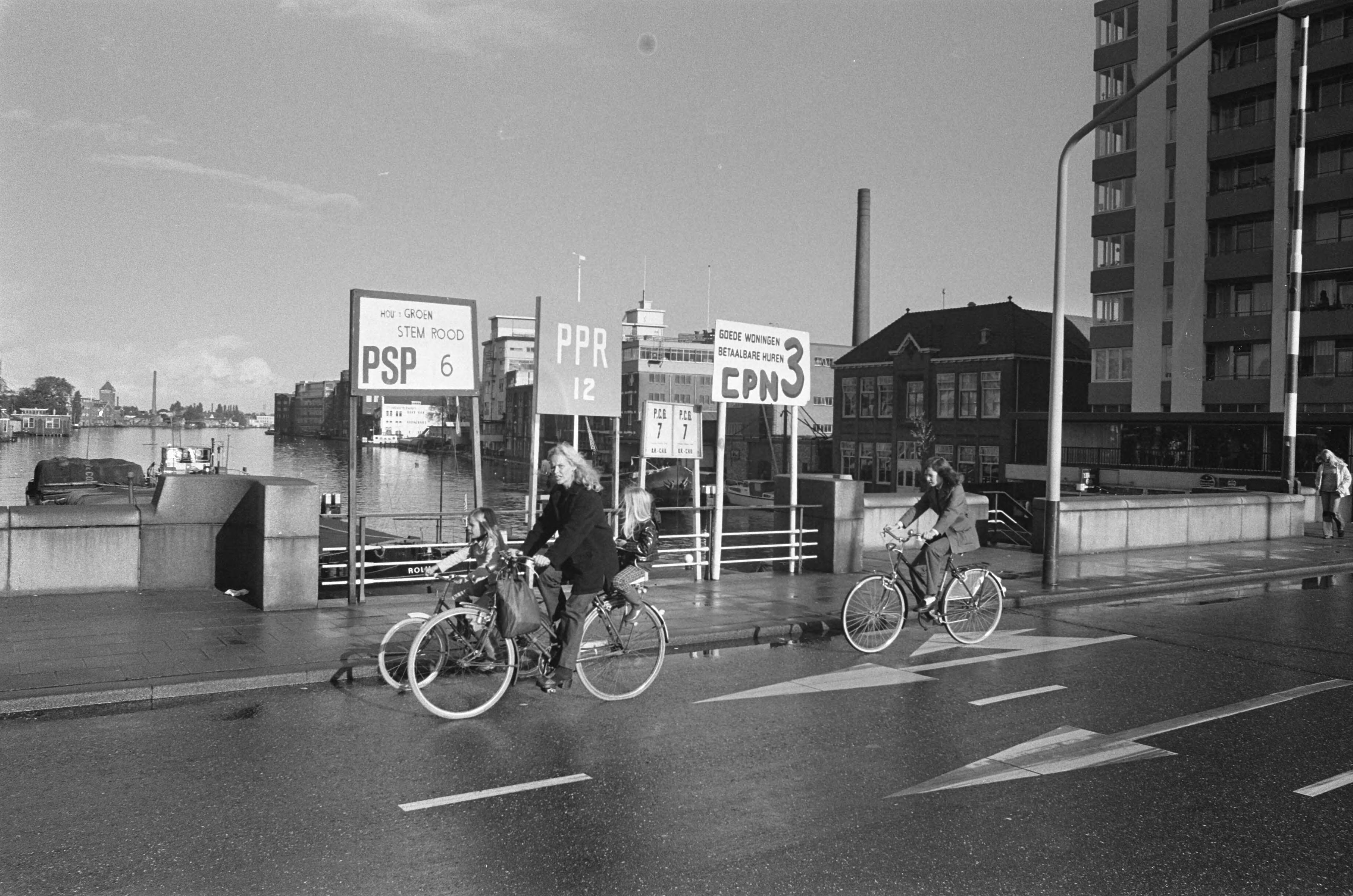 Fotocollectie Anefo — Verkiezingen voor gemeenteraad van nieuwe gemeente Zaanstad verkiezingsborden — Foto: Verhoeff, Bert / Anefo. Licentie: Set B: Rechtenvrij / Publiek Domein. Bron: Nationaal Archief. http://hdl.handle.net/10648/ac399ca2-d0b4-102d-bcf8-003048976d84