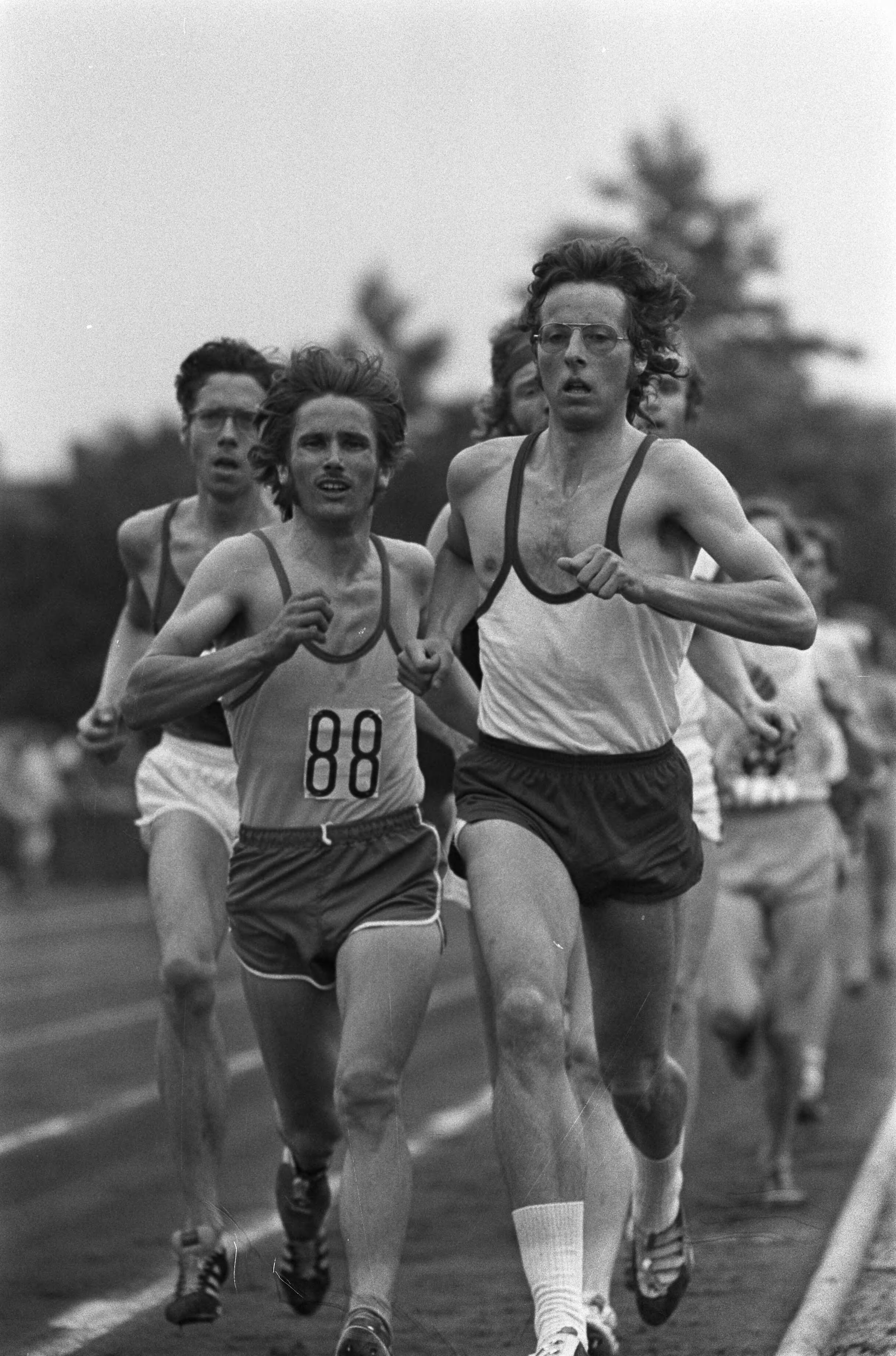 Fotocollectie Anefo — Nederlandse Atletiekkampioenschappen te Den Haag , Jos Hermens (rechts) en Piet Vonck (88) op 5000 meter — Foto: Punt, W. / Anefo. Licentie: Set B: Rechtenvrij / Publiek Domein. Bron: Nationaal Archief. http://hdl.handle.net/10648/ac31a72c-d0b4-102d-bcf8-003048976d84