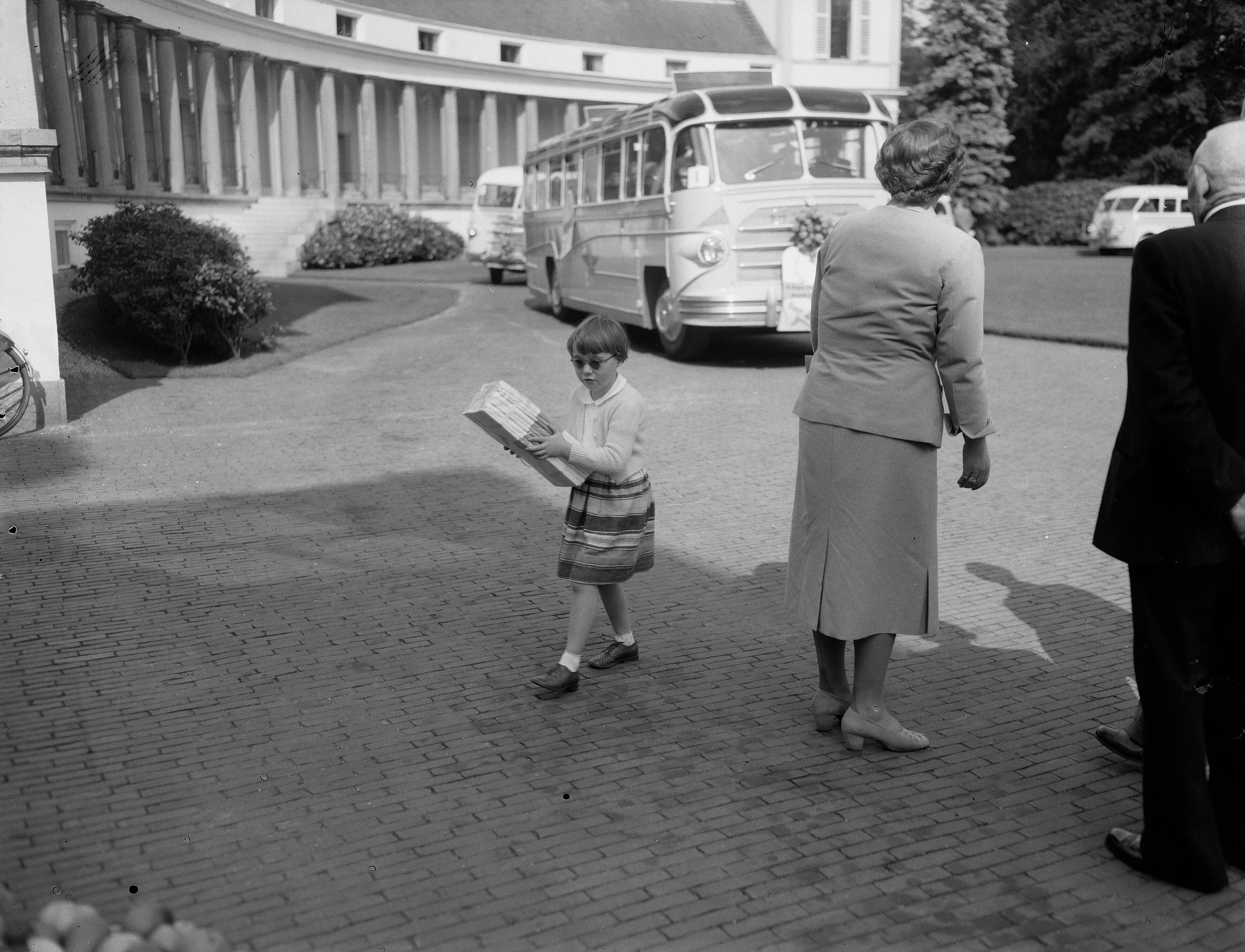 Fotocollectie Anefo — Koningin Juliana ontvangt delegaties Nederlandse bejaarden op paleis Soestdijk. Onder hen waren 400 bejaarden die werkzaam zijn geweest bij Van Heek & Co — Foto: Noske, J.D. / Anefo. Licentie: Set B: Rechtenvrij / Publiek Domein. Bron: Nationaal Archief. http://hdl.handle.net/10648/a9298446-d0b4-102d-bcf8-003048976d84