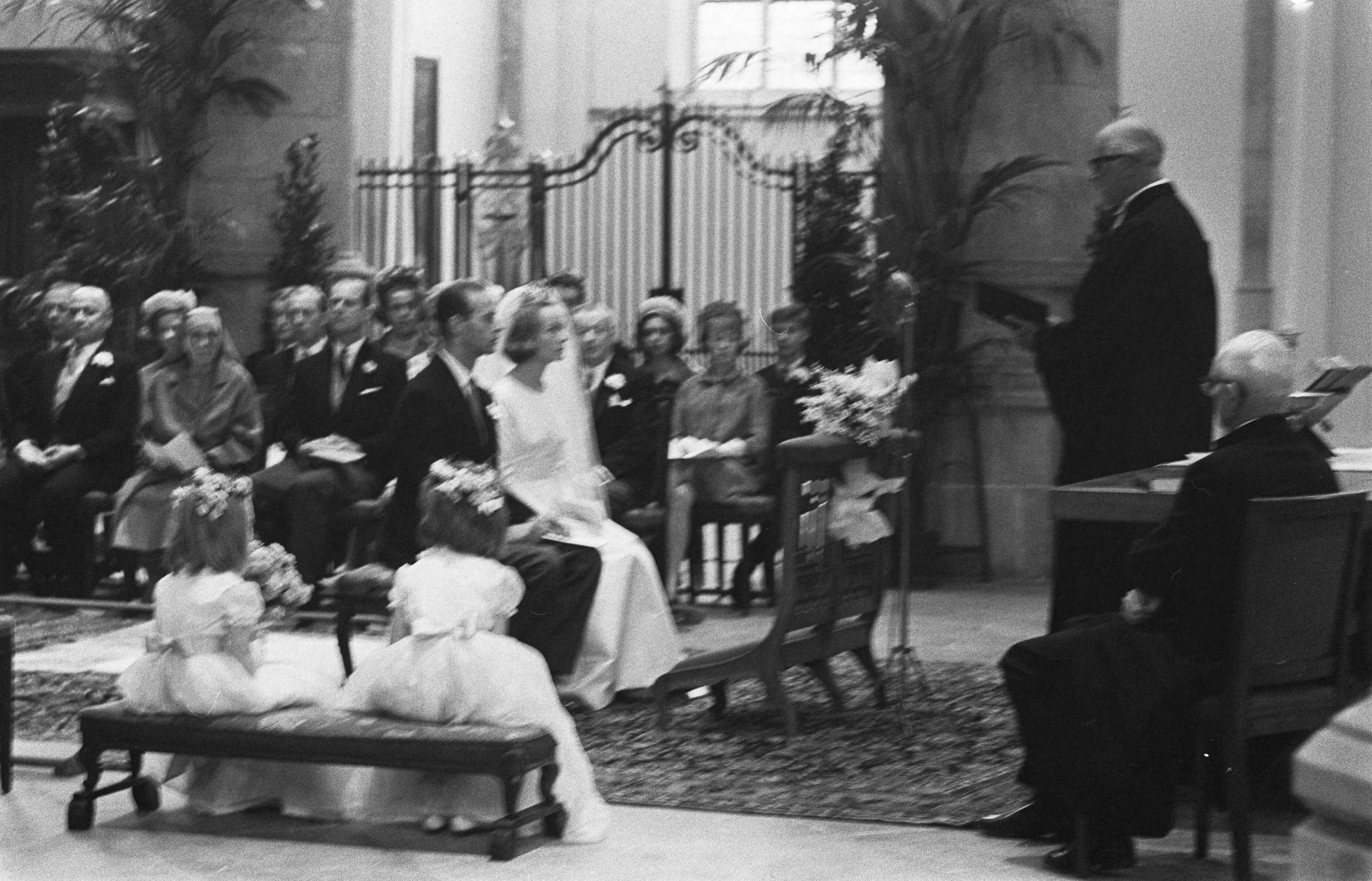 Huwelijk prins Karl von Hessen en gravin Yvonne Szapary in Den Haag — Het bruidspaar in de kerk — Foto: Fotograaf Onbekend / Anefo. Licentie: Set B: Rechtenvrij / Publiek Domein. Bron: Nationaal Archief. http://hdl.handle.net/10648/aae5fbe8-d0b4-102d-bcf8-003048976d84