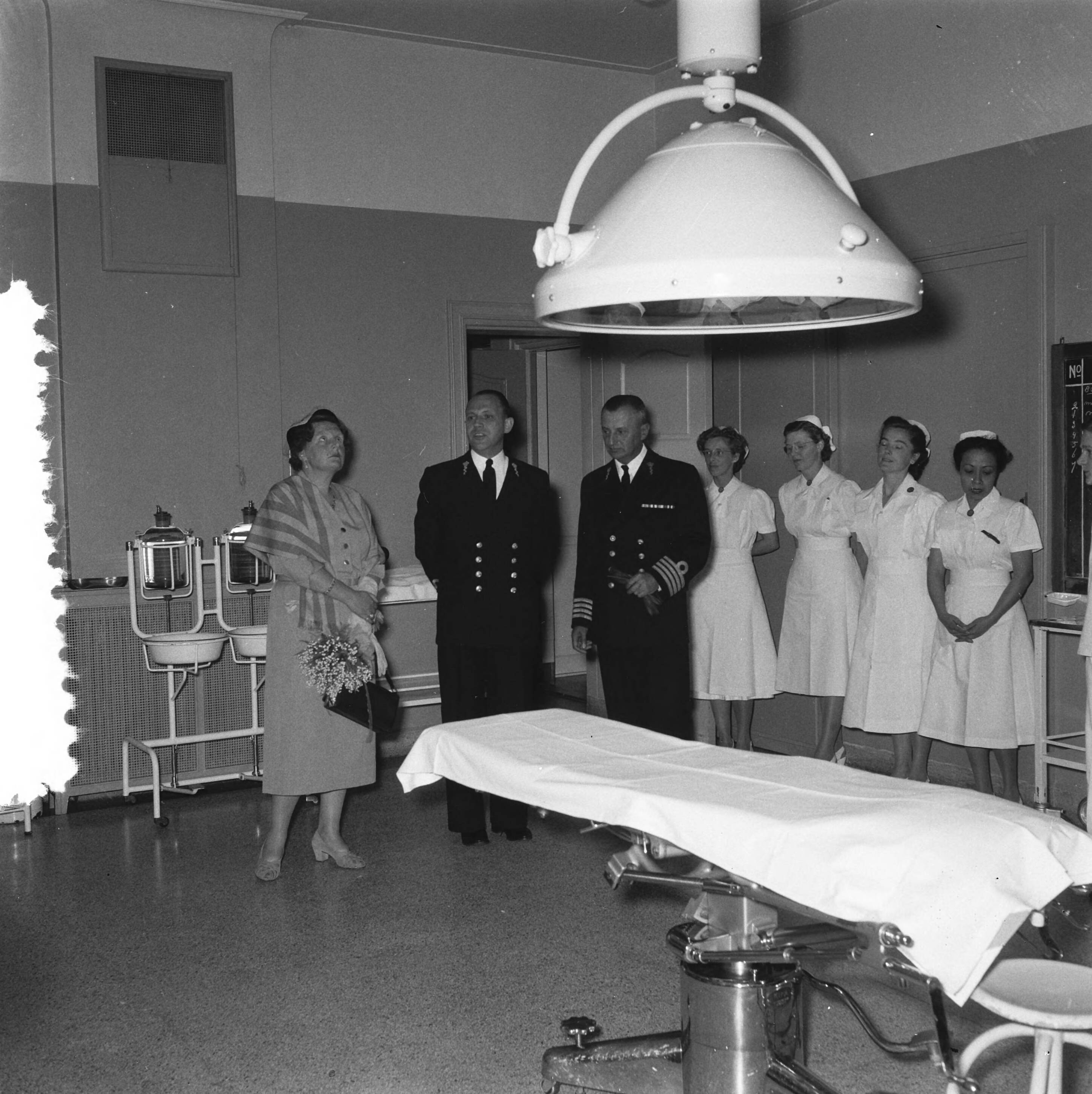 Fotocollectie Anefo — Koningin Juliana bezoekt het Marine Hospitaal in Overveen — Foto: Noske, J.D. / Anefo. Licentie: Set B: Rechtenvrij / Publiek Domein. Bron: Nationaal Archief. http://hdl.handle.net/10648/a92310ca-d0b4-102d-bcf8-003048976d84