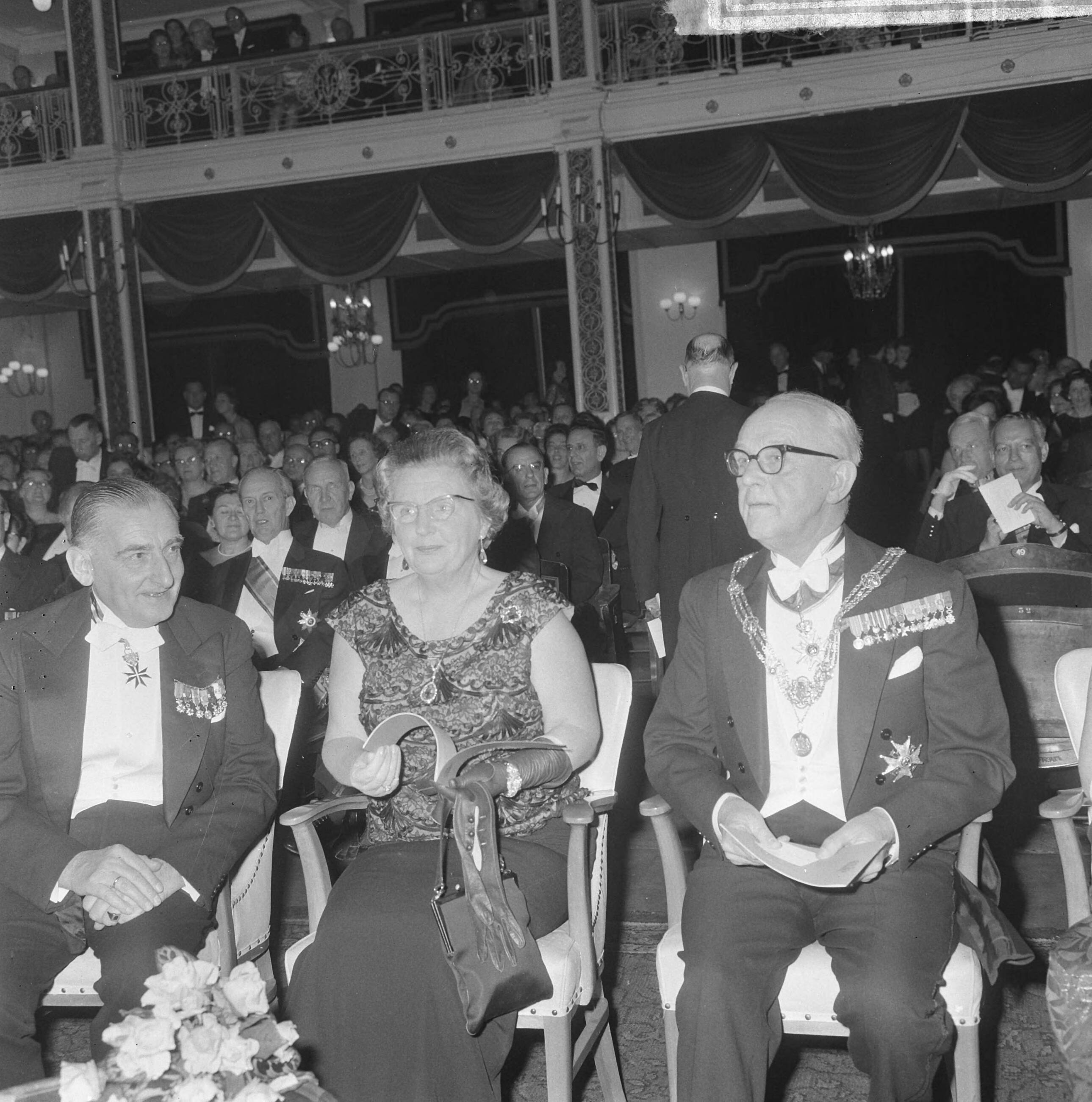 Fotocollectie Anefo — Koningin Juliana is aanwezig bij het galaconcert t.g.v. het 60-jarig bestaan van het Residentie Orkest in het Kurhaus. vlnr.. Mr. D.J. van Gilse, koningin Juliana en burgemeester Kolfschoten — Foto: Pot, Harry / Anefo. Licentie: Set B: Rechtenvrij / Publiek Domein. Bron: Nationaal Archief. http://hdl.handle.net/10648/aa83b262-d0b4-102d-bcf8-003048976d84