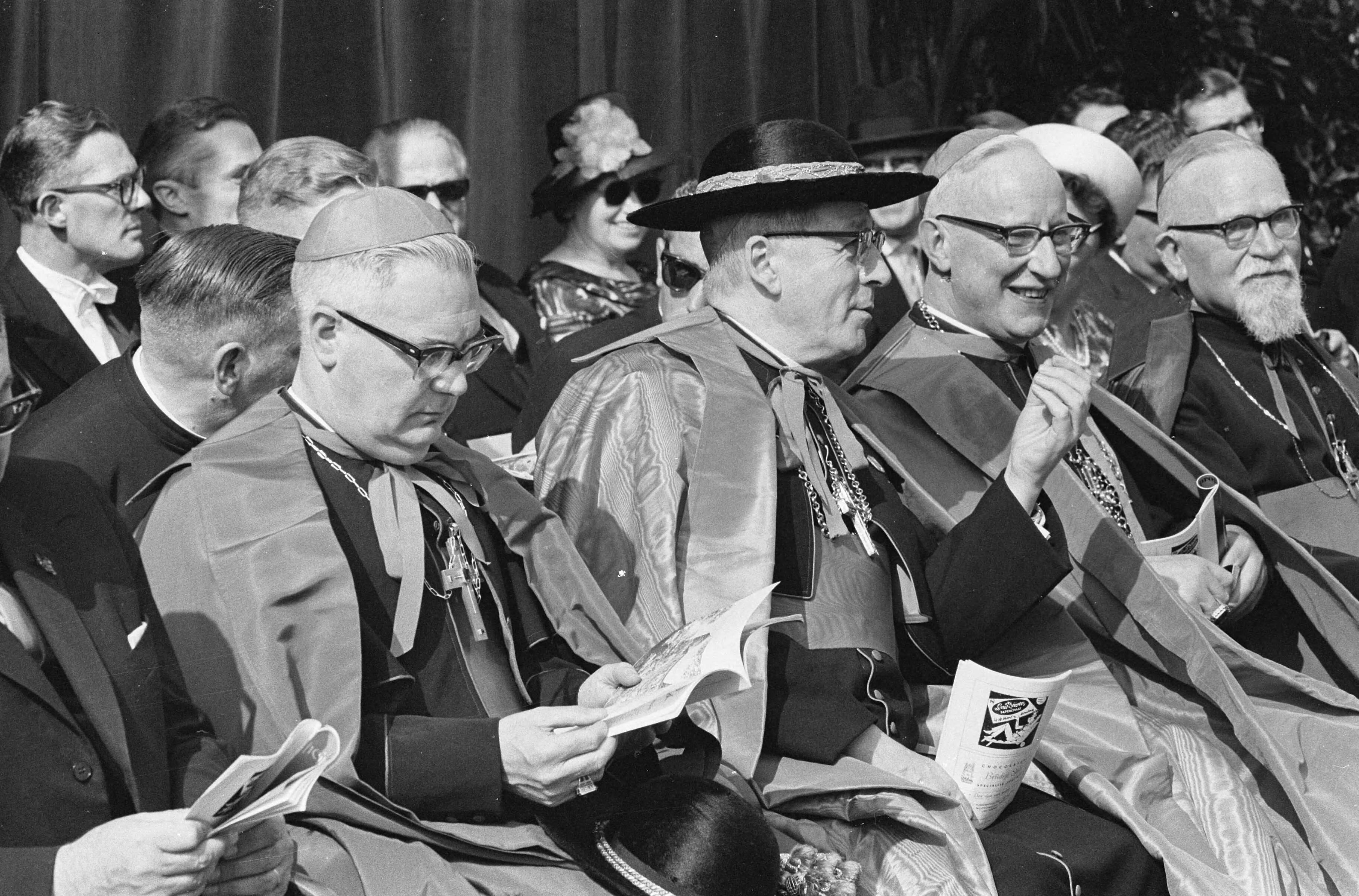 Fotocollectie Anefo — Heiligdomsvaart in Maastricht. Bisschoppen — Foto: Koch, Eric / Anefo. Licentie: Set B: Rechtenvrij / Publiek Domein. Bron: Nationaal Archief. http://hdl.handle.net/10648/aa0fbe84-d0b4-102d-bcf8-003048976d84