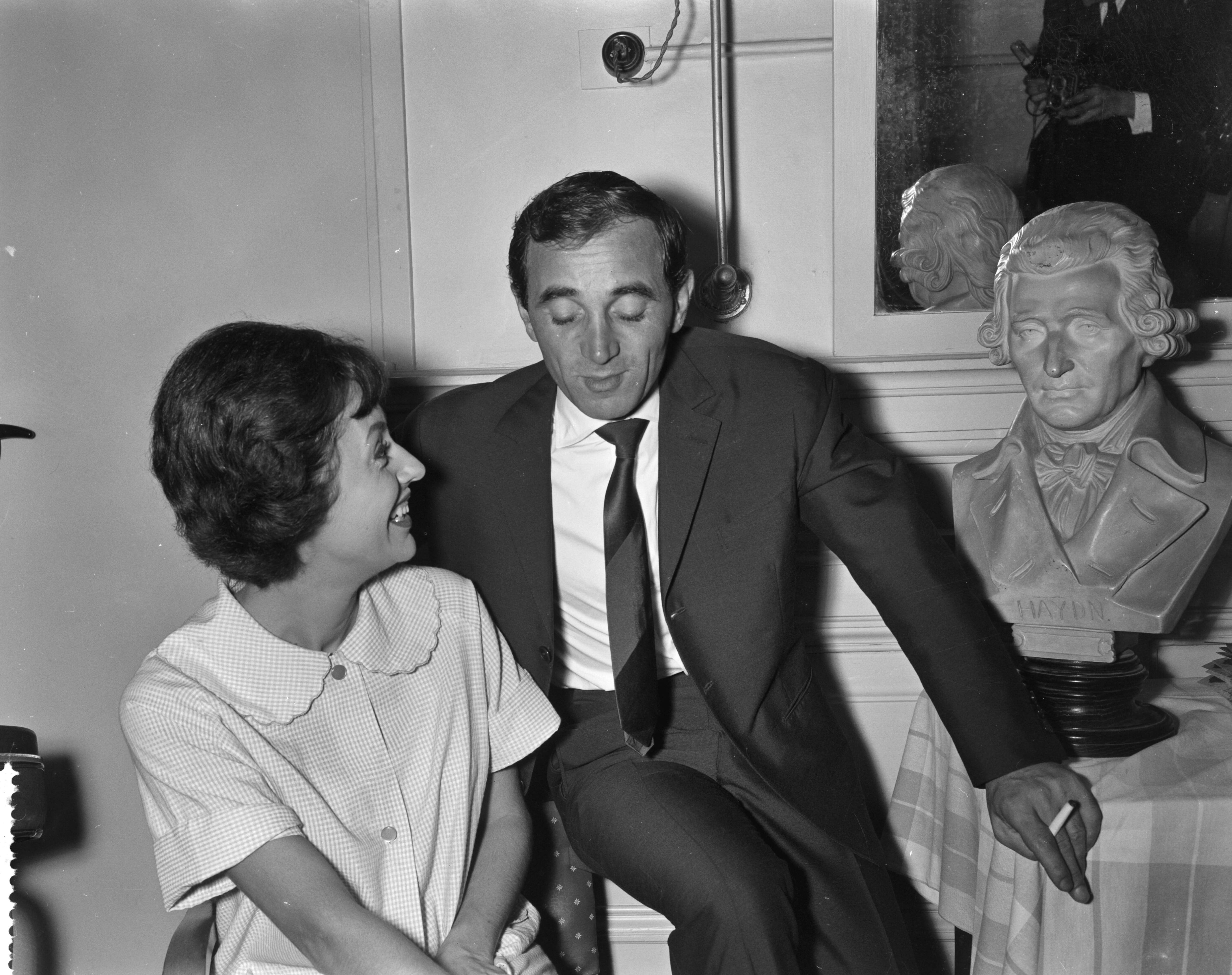 Grand Gala Du Disque in het Kurhaus te Scheveningen — Grand Gala Du Disque in Kurhaus. Charles Aznavour en Caterina Valente — Foto: Bilsen, Joop van / Anefo. Licentie: Set B: Rechtenvrij / Publiek Domein. Bron: Nationaal Archief. http://hdl.handle.net/10648/a9e476f2-d0b4-102d-bcf8-003048976d84