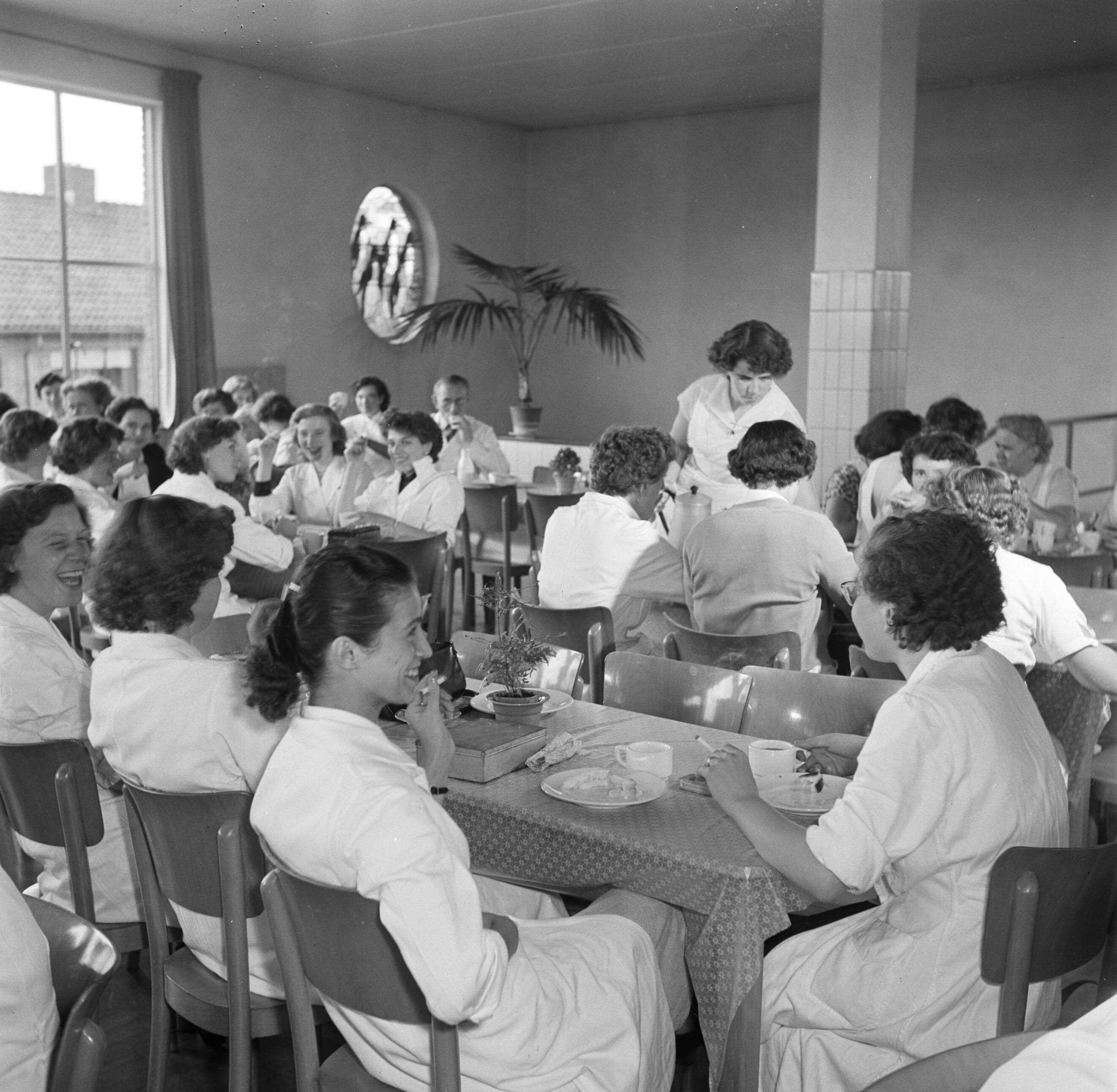 Reportage Kerko Haarlem — De kantine van Kerko — Foto: Poll, Willem van de. Licentie: Set B: Rechtenvrij / Publiek Domein. Bron: Nationaal Archief. http://hdl.handle.net/10648/aecbd2d2-d0b4-102d-bcf8-003048976d84