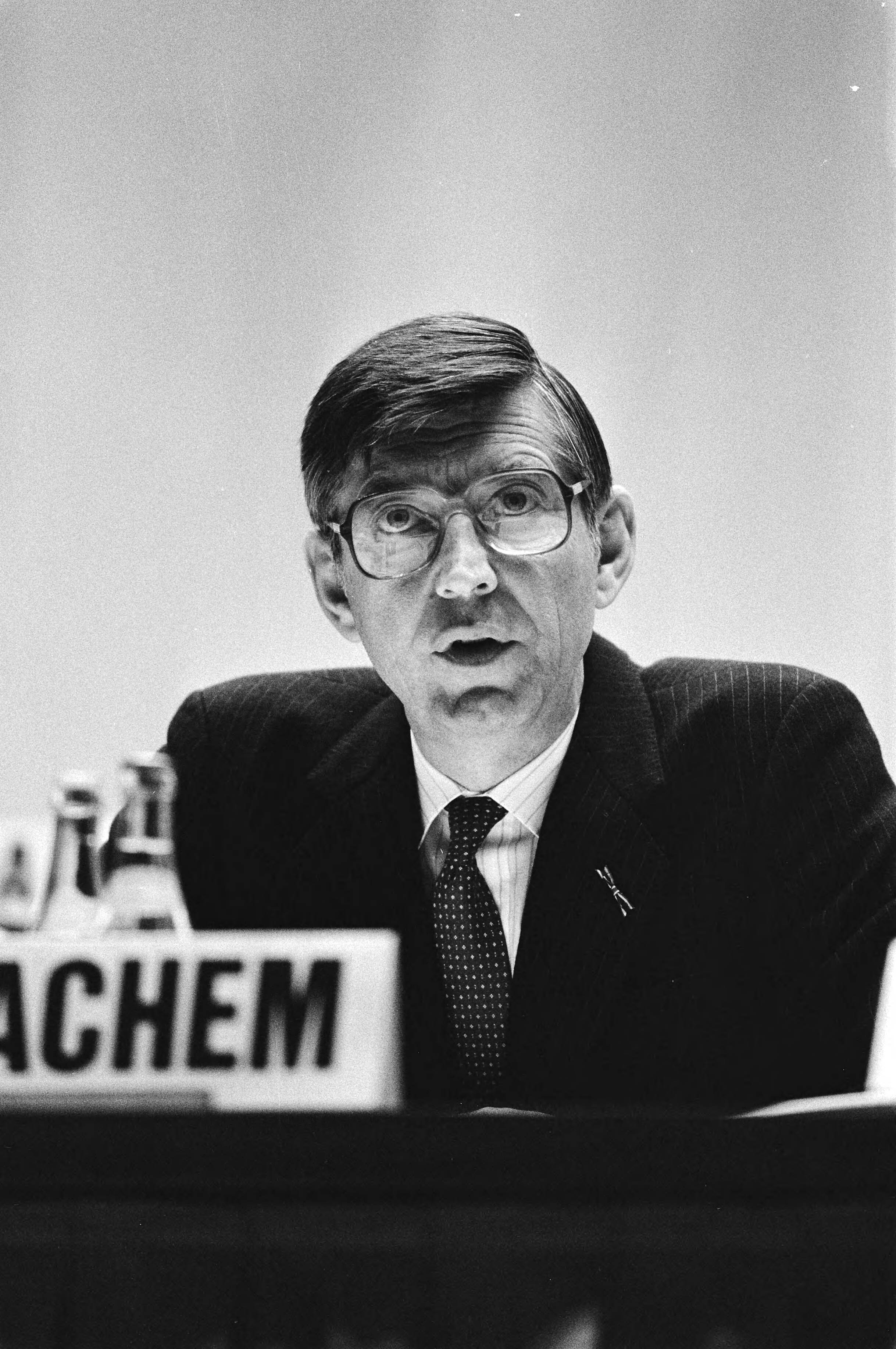 Aandeelhoudersvergadering Shell 1983 in Den Haag — President-directeur Van Wachem aan het woord — Foto: Bogaerts, Rob / Anefo. Licentie: Set B: Rechtenvrij / Publiek Domein. Bron: Nationaal Archief. http://hdl.handle.net/10648/ad2990c2-d0b4-102d-bcf8-003048976d84