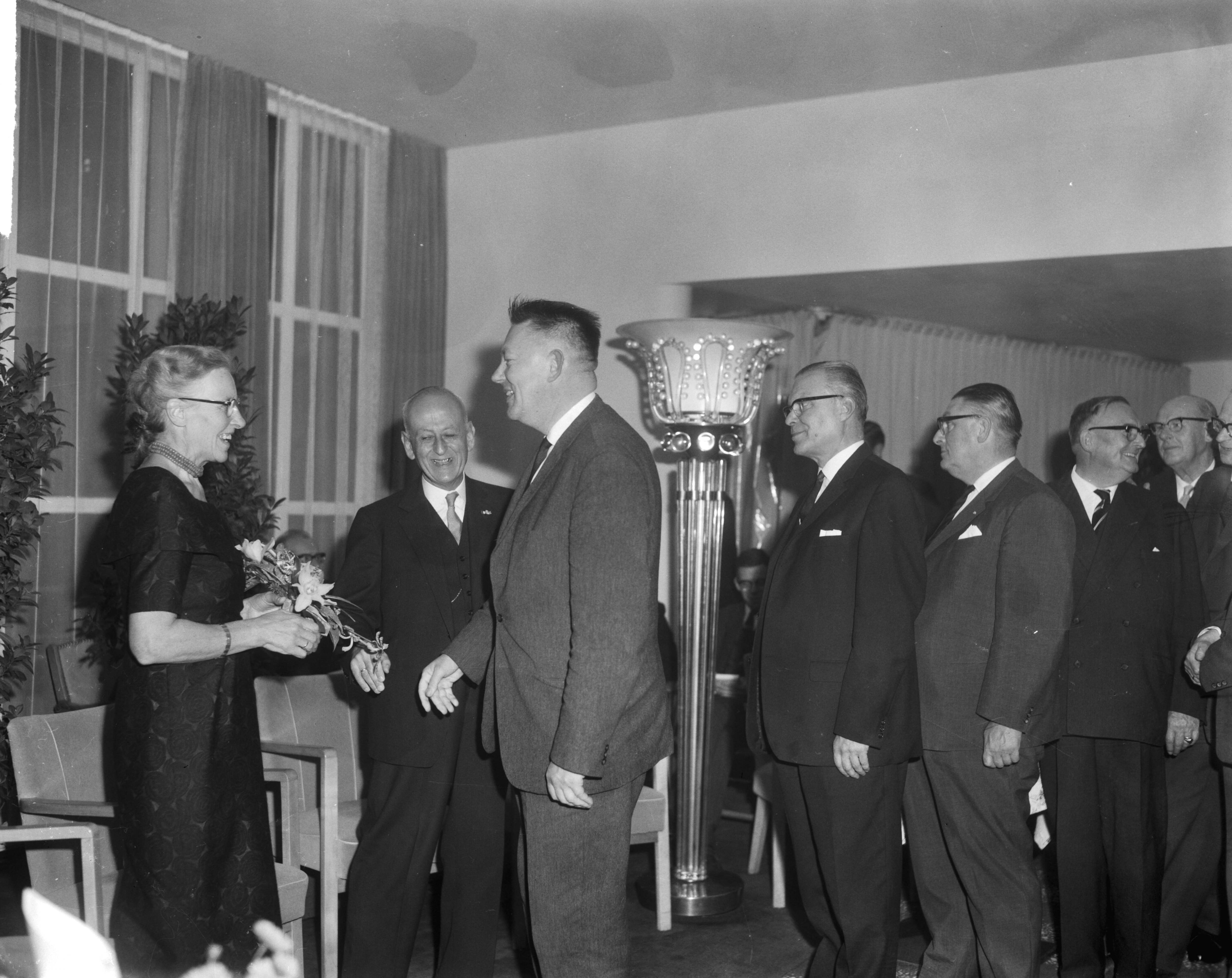 Fotocollectie Anefo — Afscheidsreceptie van prof. dr. P. Muntendam in Esplade te Utrecht — Foto: Bilsen, Joop van / Anefo. Licentie: Set B: Rechtenvrij / Publiek Domein. Bron: Nationaal Archief. http://hdl.handle.net/10648/aa7fa082-d0b4-102d-bcf8-003048976d84