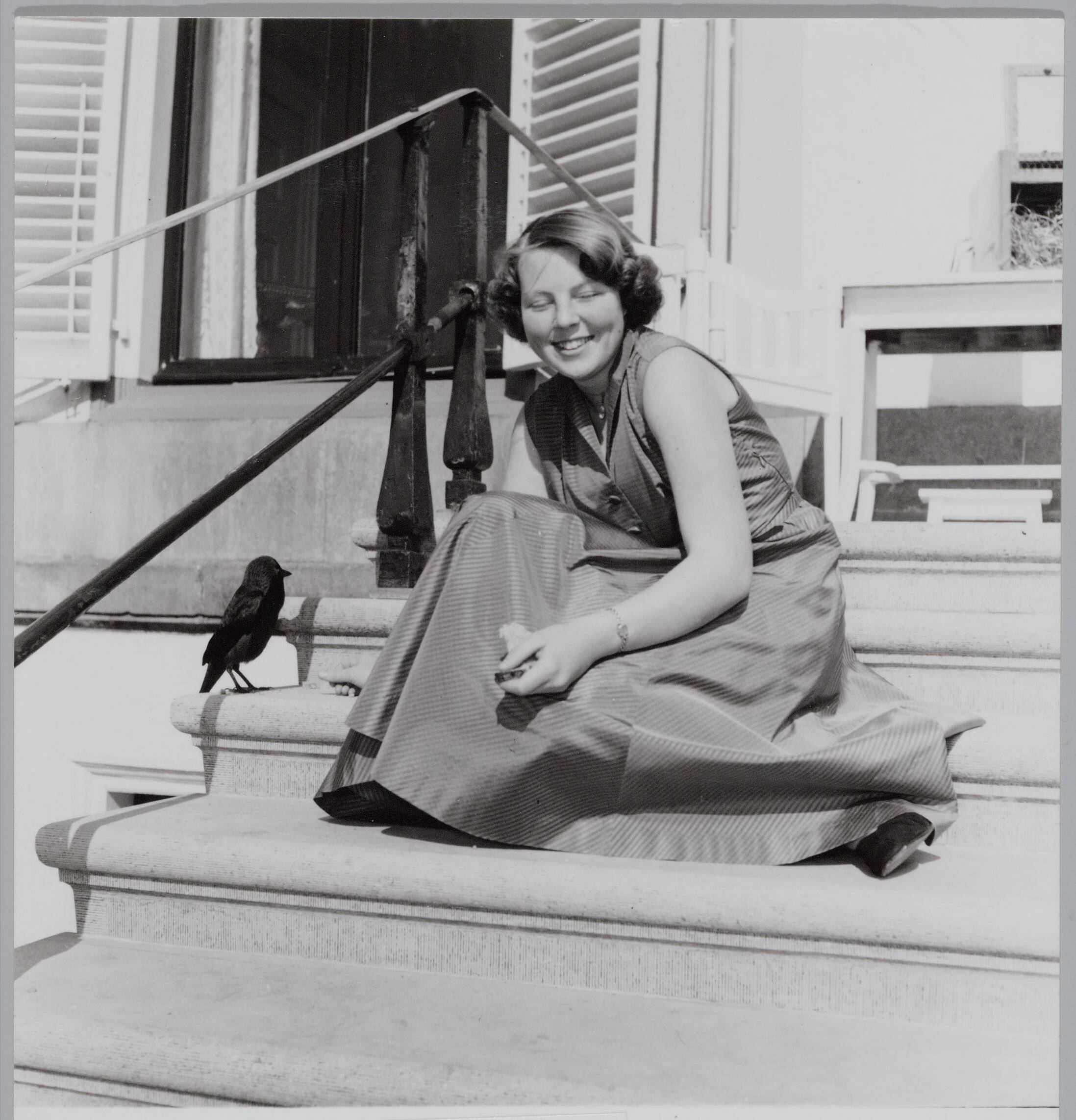 Fotocollectie RVD / Koninklijk Huis — Prinses Beatrix met een kraai op de trappen van Paleis Soestdijk — Foto: Reijken, Tiemen van der / RVD. Licentie: Set B: Rechtenvrij / Publiek Domein. Bron: Nationaal Archief. http://hdl.handle.net/10648/afb04b60-d0b4-102d-bcf8-003048976d84