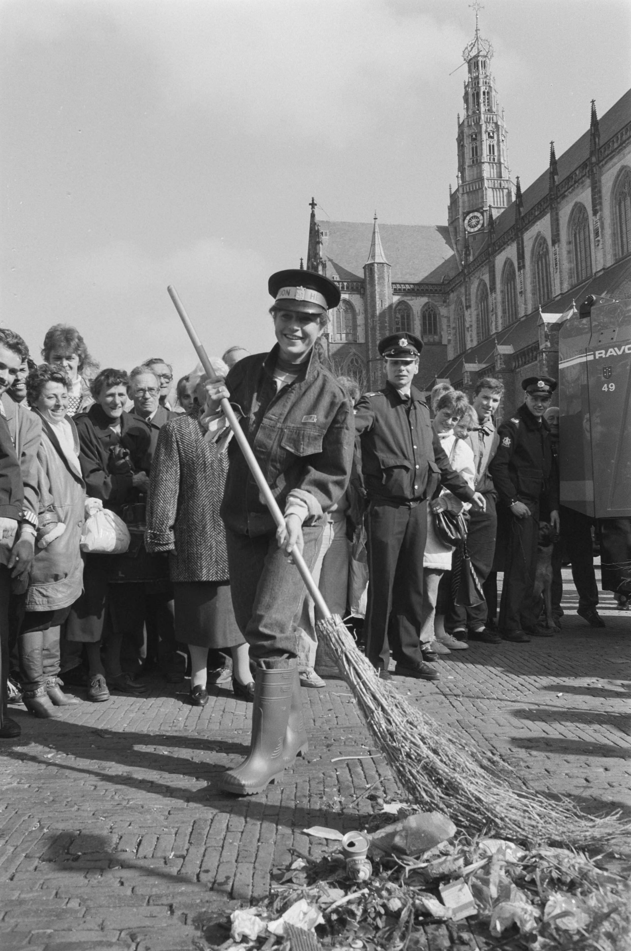 Fotocollectie Anefo — Yvonne van Gennip veegt Grote markt in Haarlem voor tv-programma "Wedden dat" — Foto: Croes, Rob C. / Anefo. Licentie: Set B: Rechtenvrij / Publiek Domein. Bron: Nationaal Archief. http://hdl.handle.net/10648/ad697fca-d0b4-102d-bcf8-003048976d84