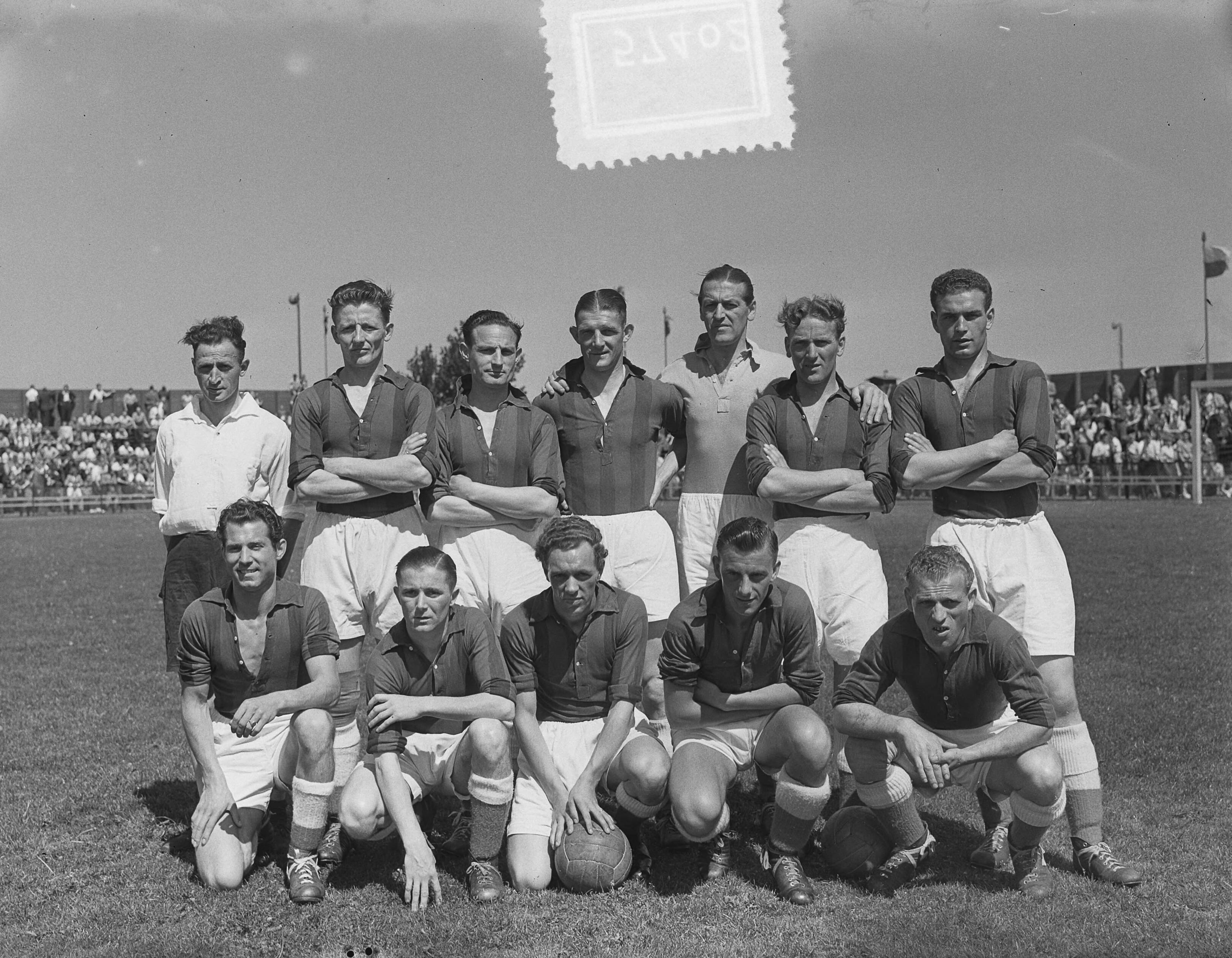 Fotocollectie Anefo — Voetbal. RCH tegen Sneek 3-3. Elftal RCH. Opstelling staand: 1e grensrechter, Haschnitt, van Rhenen , van der Vos , Wille, Biesbronch, van der Brink. gehurkt: van Huishout , Witte, Gullis, Cullenhove, Koster — Foto: Duinen, H. van / Anefo. Licentie: Set B: Rechtenvrij / Publiek Domein. Bron: Nationaal Archief. http://hdl.handle.net/10648/a90c8472-d0b4-102d-bcf8-003048976d84