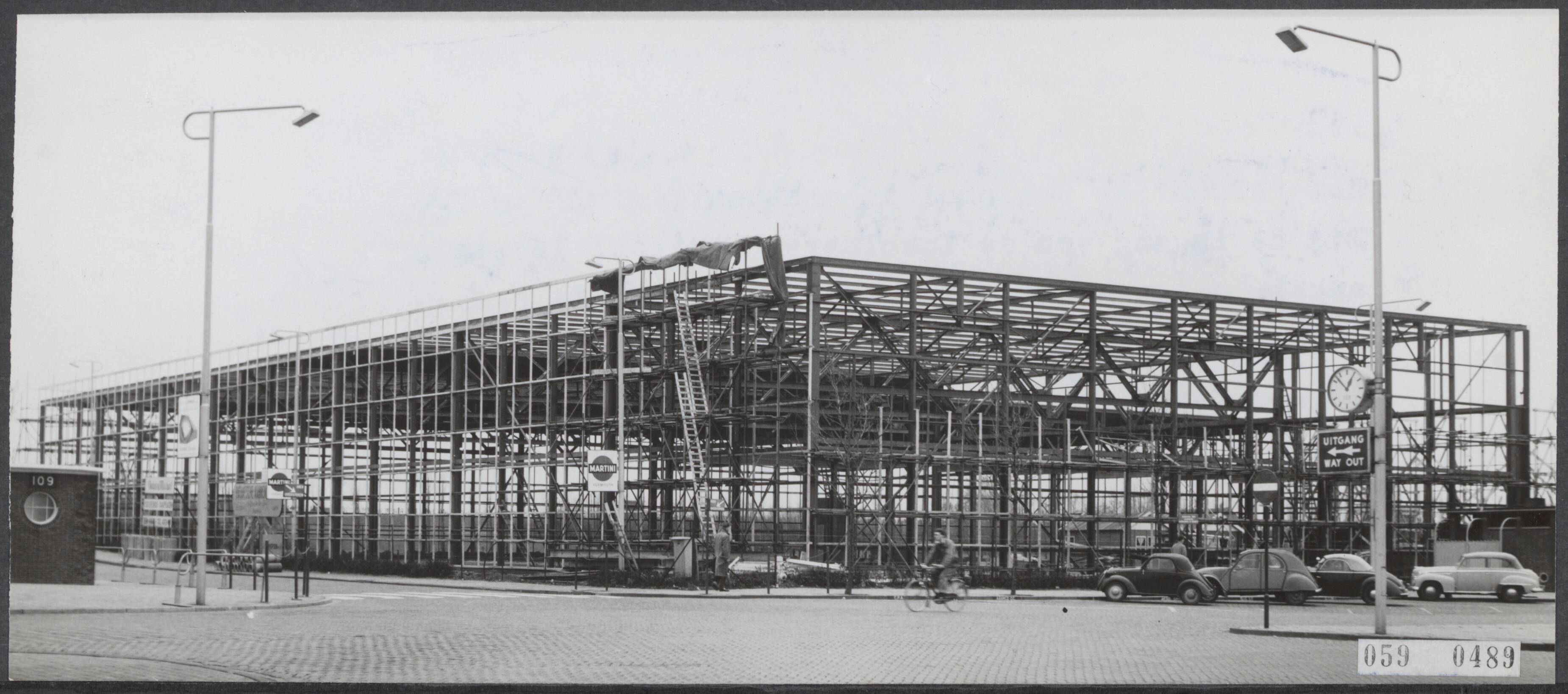 Fotocollectie Elsevier Binnenland — Het "Atoom", het hoofdgebouw van de internationale tentoonstelling, op Schiphol in aanbouw — Foto: Fotograaf Onbekend / Anefo. Licentie: Set B: Rechtenvrij / Publiek Domein. Bron: Nationaal Archief. http://hdl.handle.net/10648/ae0ba1b0-d0b4-102d-bcf8-003048976d84