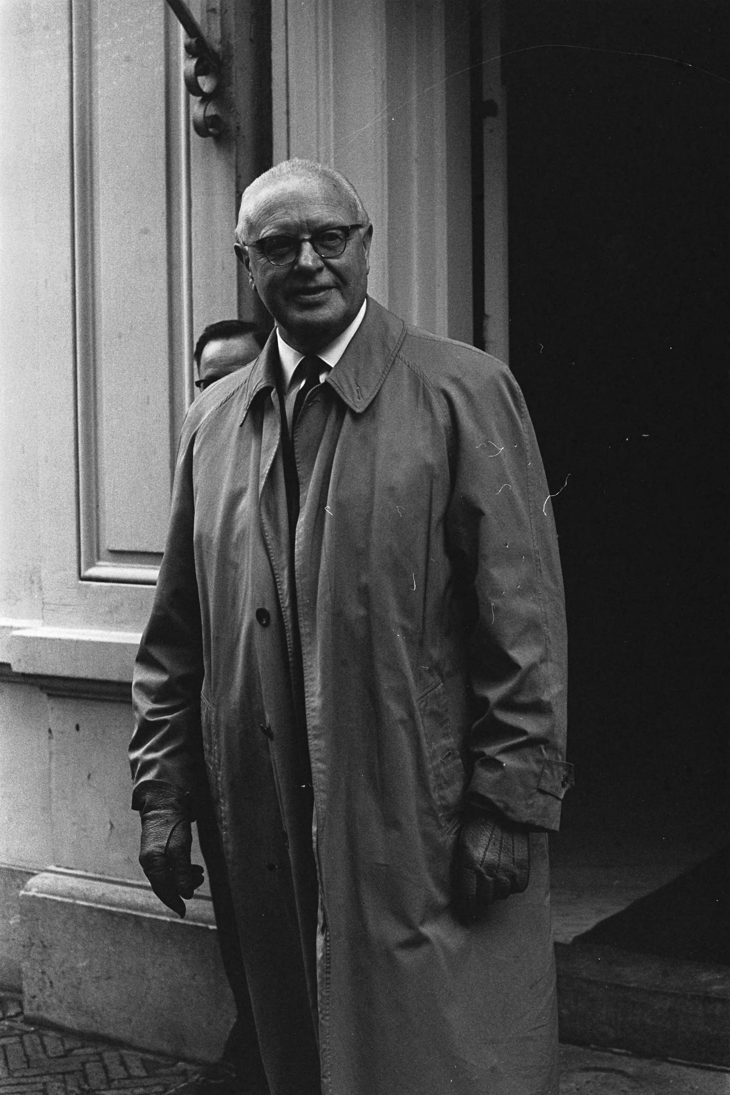 Fotocollectie Anefo — Prof. Romme kabinetsformateur. Prof. Romme verlaat Plein 1813 te Den Haag — Foto: Gelderen, Hugo van / Anefo. Licentie: Set B: Rechtenvrij / Publiek Domein. Bron: Nationaal Archief. http://hdl.handle.net/10648/aa37c136-d0b4-102d-bcf8-003048976d84