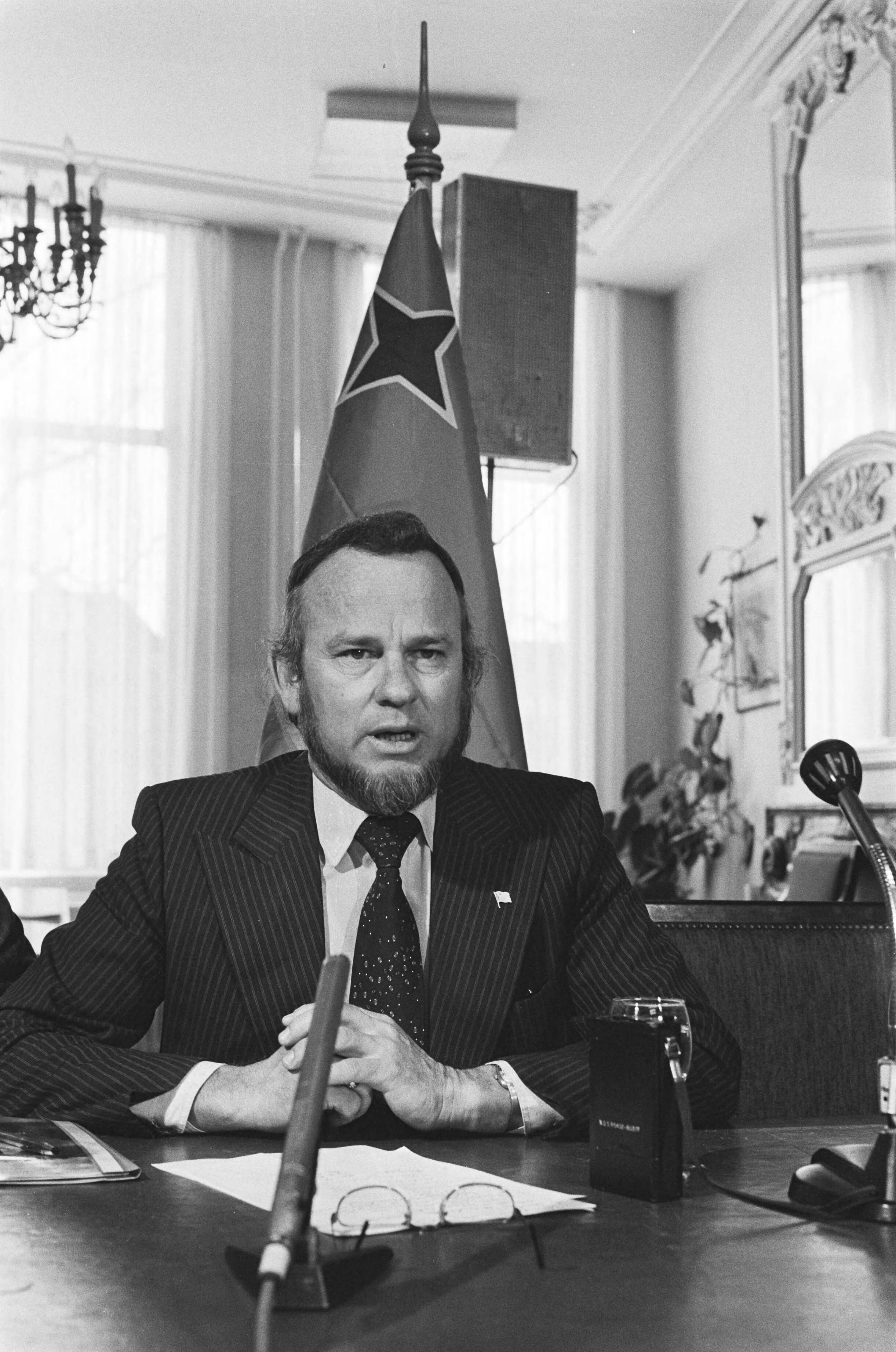 Fotocollectie Anefo — Opening "Aruba Huis" in Den Haag . Betico Croes tijdens persconferentie, 20a mr. J. H. van der Kuyp , vert. Aruba en Betico Croes / — Foto: Bogaerts, Rob / Anefo. Licentie: Set B: Rechtenvrij / Publiek Domein. Bron: Nationaal Archief. http://hdl.handle.net/10648/ad13b6a8-d0b4-102d-bcf8-003048976d84
