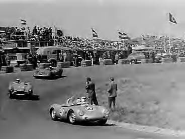 Fotocollectie Anefo — Autoraces op Zandvoort — Foto: Bilsen, Joop van / Anefo. Licentie: Set B: Rechtenvrij / Publiek Domein. Bron: Nationaal Archief. http://hdl.handle.net/10648/a961a18c-d0b4-102d-bcf8-003048976d84
