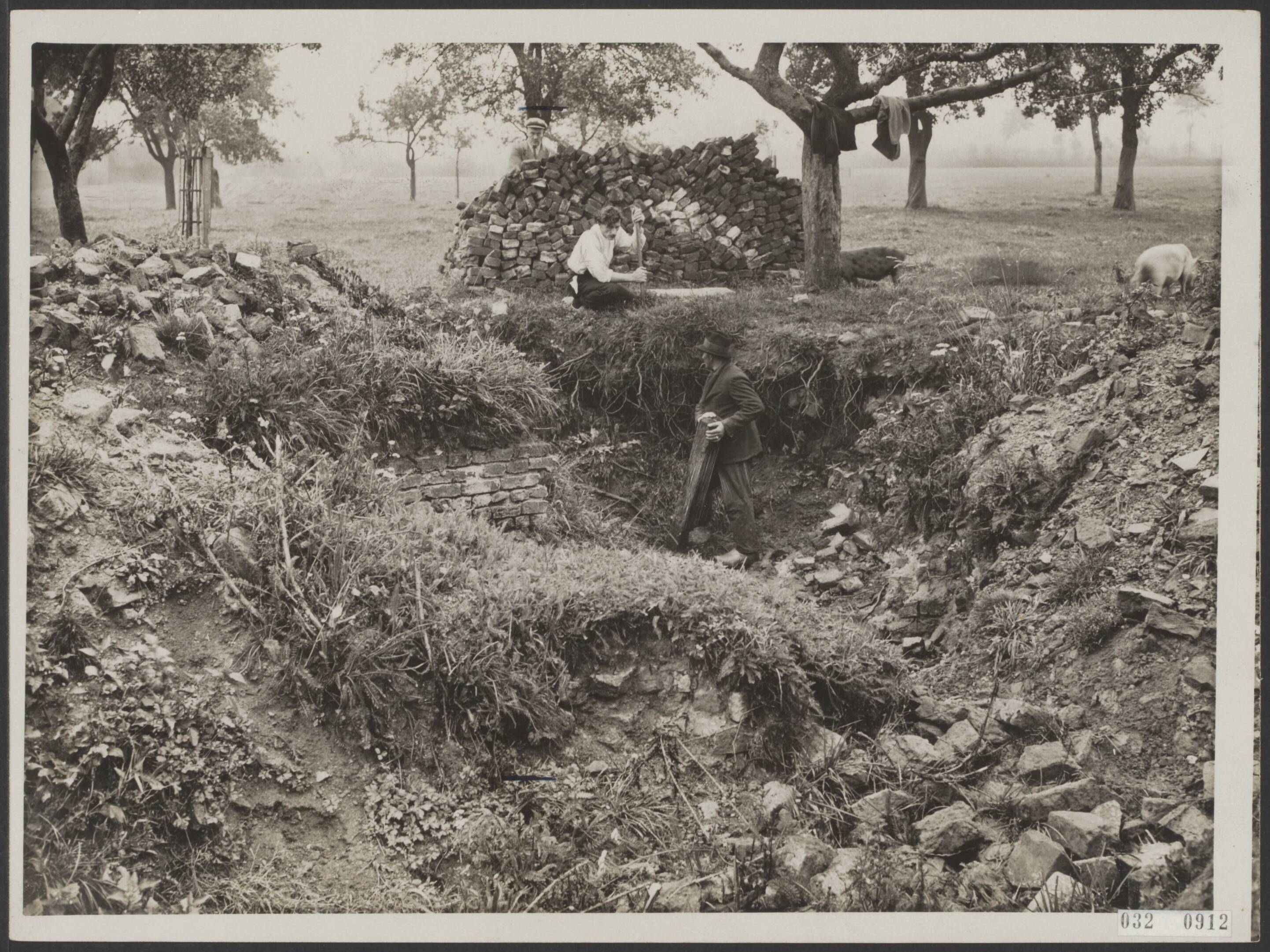 Fotocollectie Elsevier Binnenland — De fundamenten van het kasteel van Abcoude zijn gevonden. De heer van der Steen uit Abcoude heeft reeds een gedeelte blootgelegd en verschillende voorwerpen gevonden als kruiken en kogels. Overzicht van de werkzaamheden in de weide waarop zich de overblijfselen van het kasteel bevinden, toebehorende aan de heer v.d. Bosch — Foto: N.V. Polygoon. Licentie: Set B: Rechtenvrij / Publiek Domein. Bron: Nationaal Archief. http://hdl.handle.net/10648/ade4f65a-d0b4-102d-bcf8-003048976d84