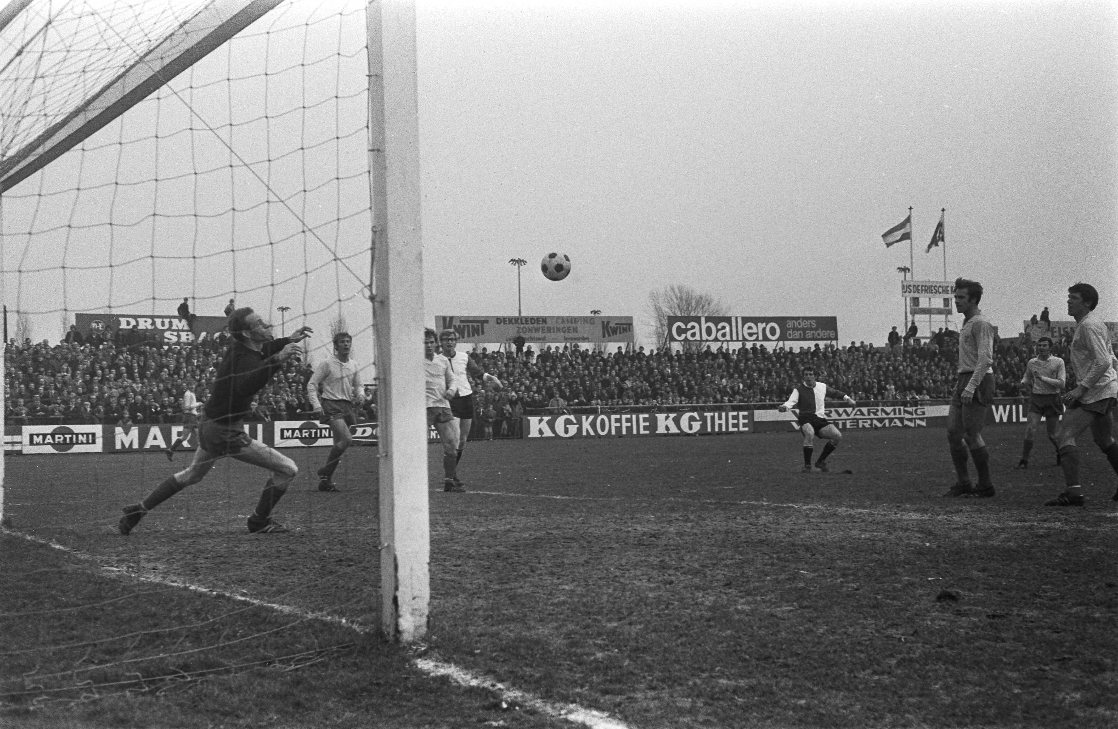 Voetbalwedstrijd voor de KNVB beker Cambuur Leeuwarden - Feyenoord: 0-3 — Spelmoment — Foto: Fotograaf Onbekend / Anefo. Licentie: Set B: Rechtenvrij / Publiek Domein. Bron: Nationaal Archief. http://hdl.handle.net/10648/abb734d8-d0b4-102d-bcf8-003048976d84