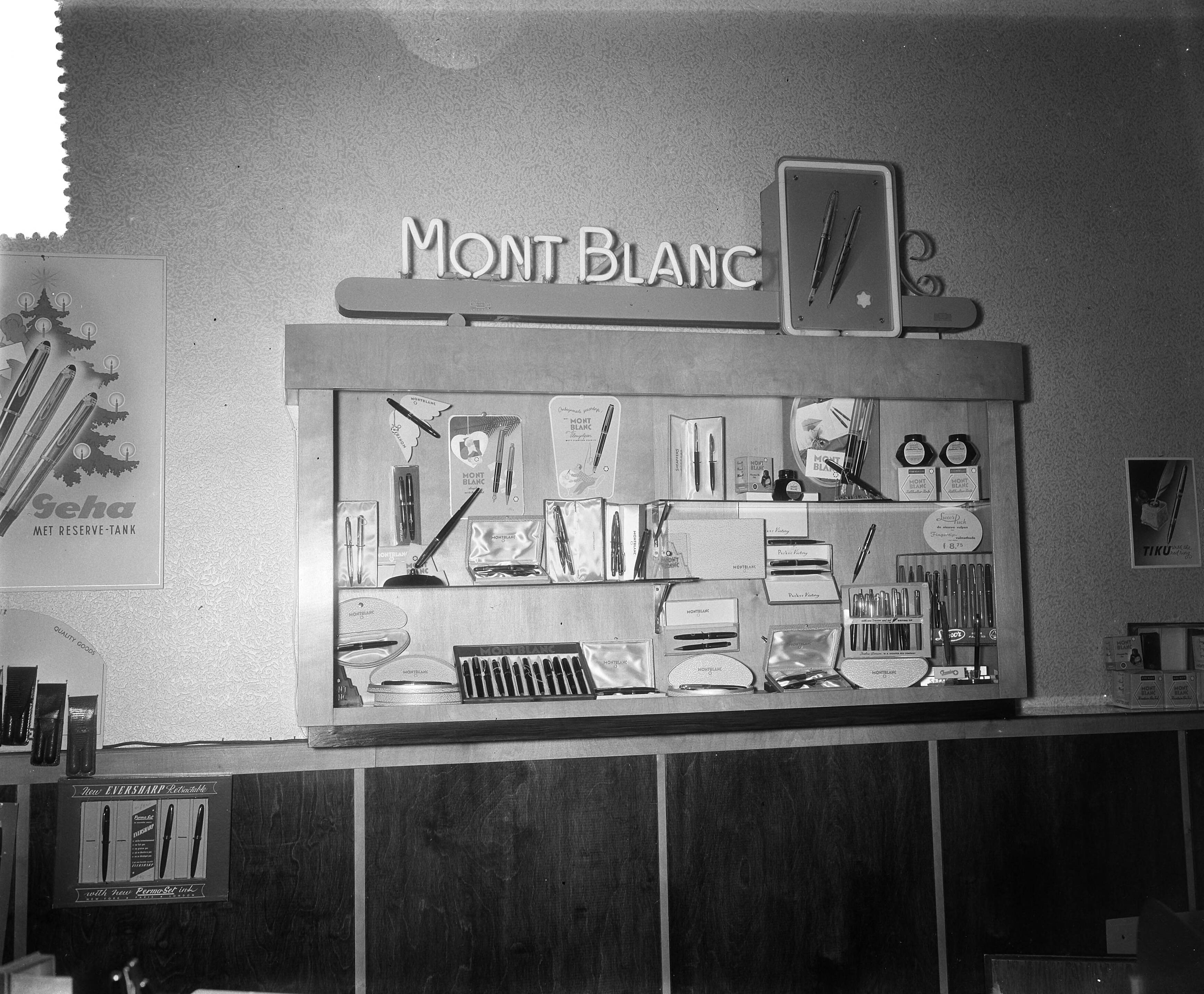 Fotocollectie Anefo — Opdrachten Mont Blanc Reclame Zeist — Foto: Rossem, Wim van / Anefo. Licentie: Set B: Rechtenvrij / Publiek Domein. Bron: Nationaal Archief. http://hdl.handle.net/10648/a9372d80-d0b4-102d-bcf8-003048976d84