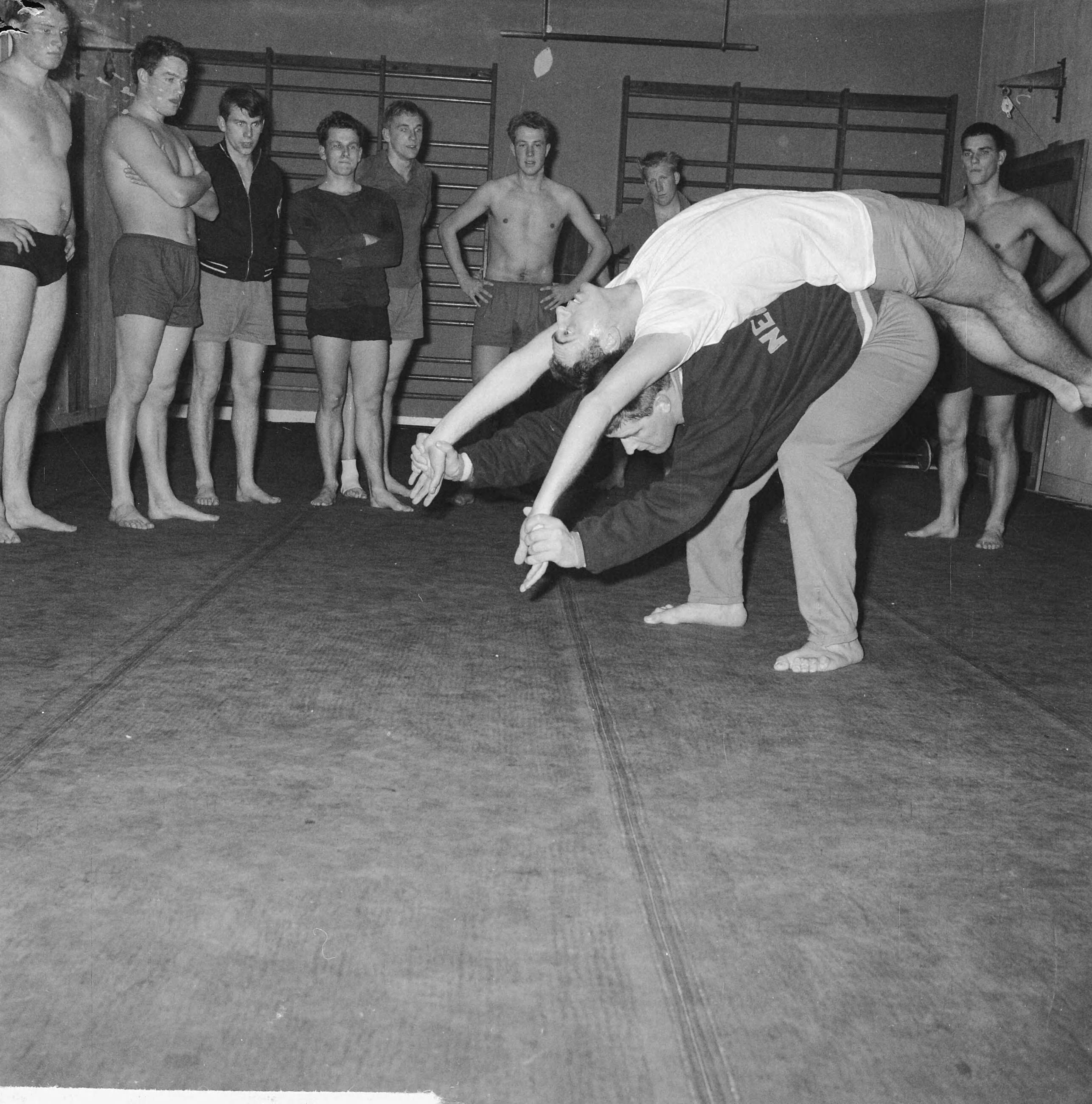 Fotocollectie Anefo — Training van het Nederlands waterpolo zevental door Anton Geesink te Utrecht — Foto: Nijs, Jac. de / Anefo. Licentie: Set B: Rechtenvrij / Publiek Domein. Bron: Nationaal Archief. http://hdl.handle.net/10648/aa1e5836-d0b4-102d-bcf8-003048976d84