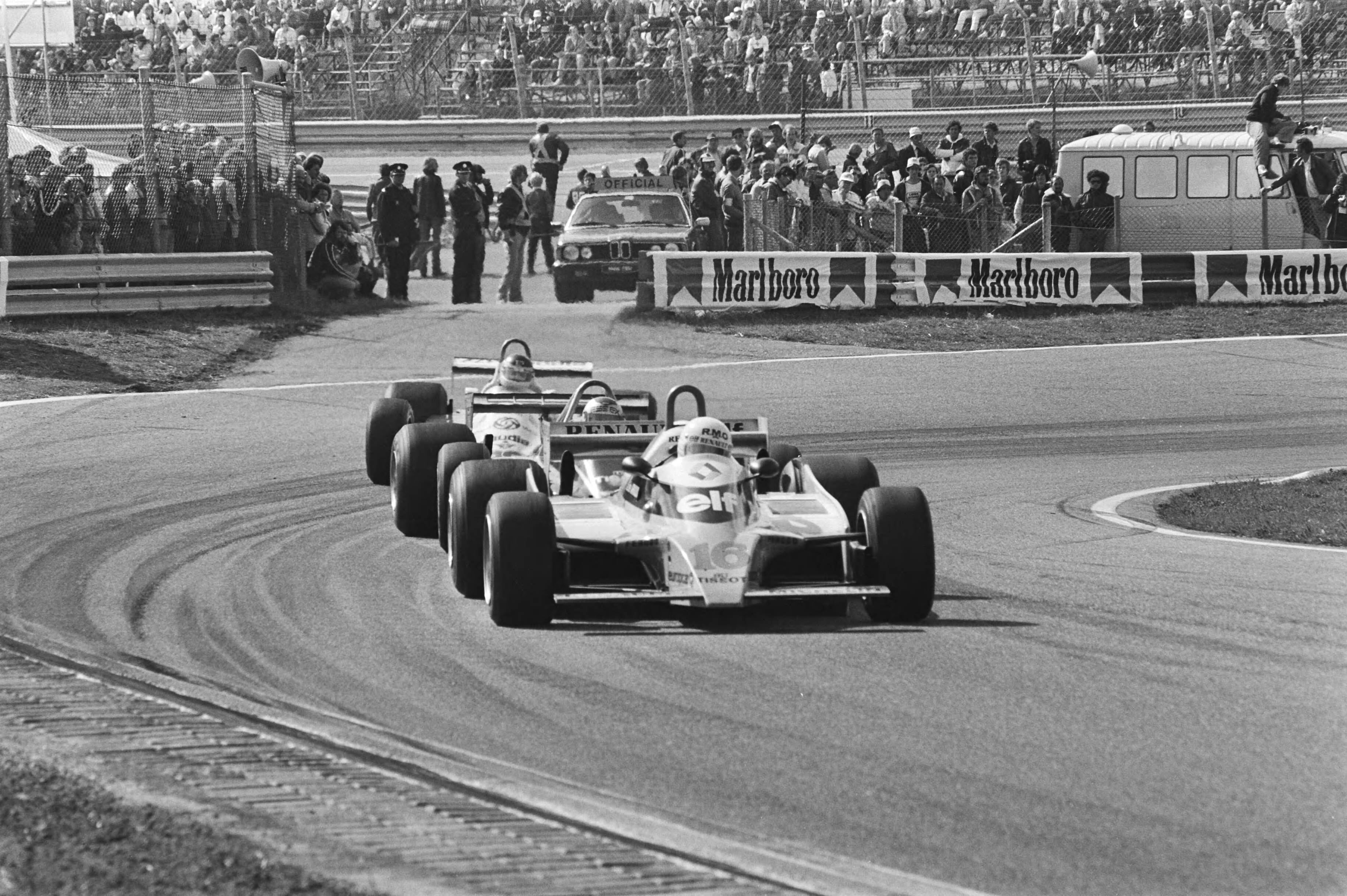 Grand Prix Zandvoort — Achtervolgers, op kop Arnoux — Foto: Pereira, Fernando / Anefo. Licentie: Set B: Rechtenvrij / Publiek Domein. Bron: Nationaal Archief. http://hdl.handle.net/10648/ace6aea6-d0b4-102d-bcf8-003048976d84