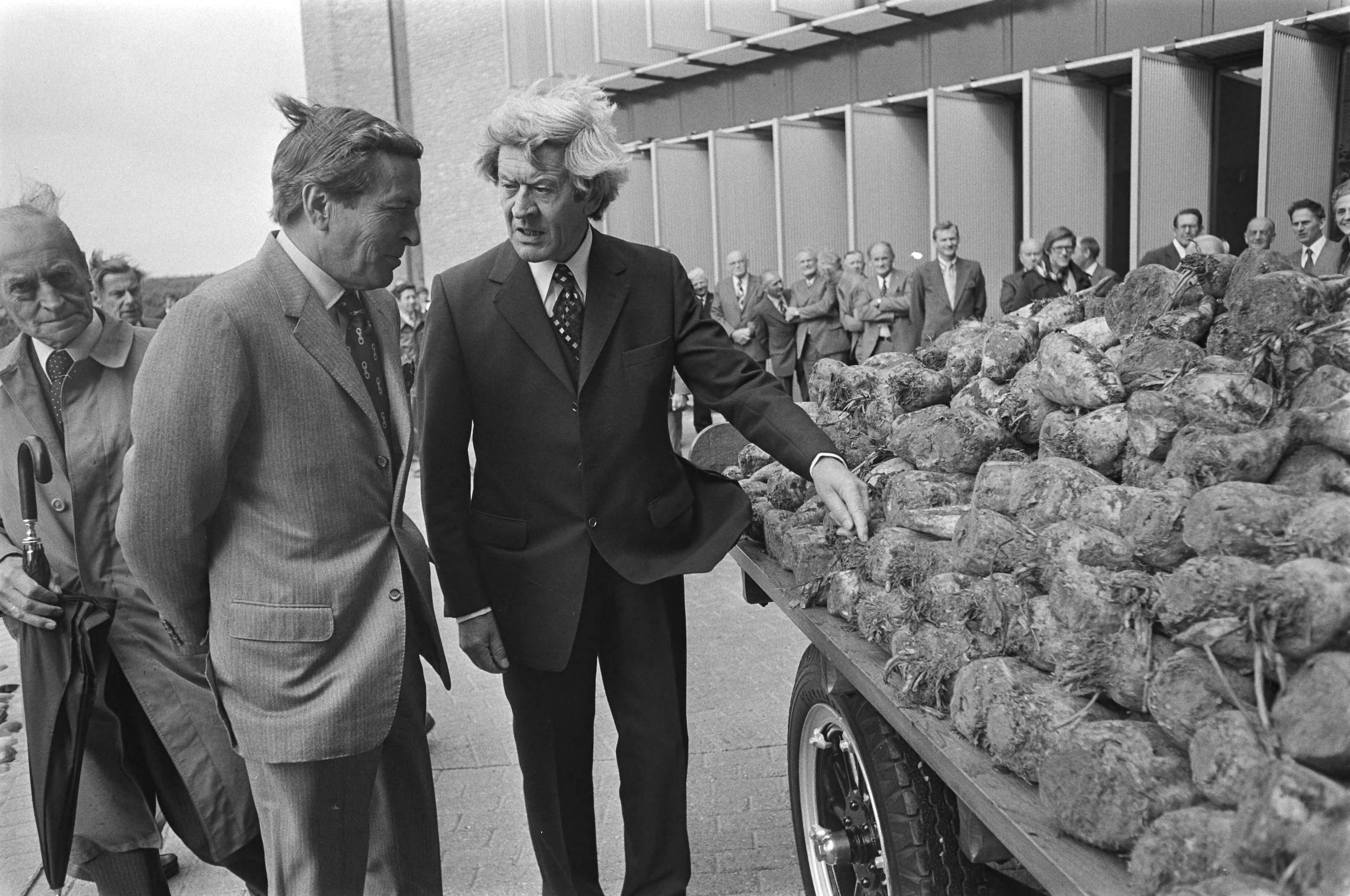 Fotocollectie Anefo — Prins Claus opent Cooperatieve Vereniging Suiker Unie Breda, Prins Claus tijdens rondleiding — Foto: Peters, Hans / Anefo. Licentie: Set B: Rechtenvrij / Publiek Domein. Bron: Nationaal Archief. http://hdl.handle.net/10648/ac8b692e-d0b4-102d-bcf8-003048976d84
