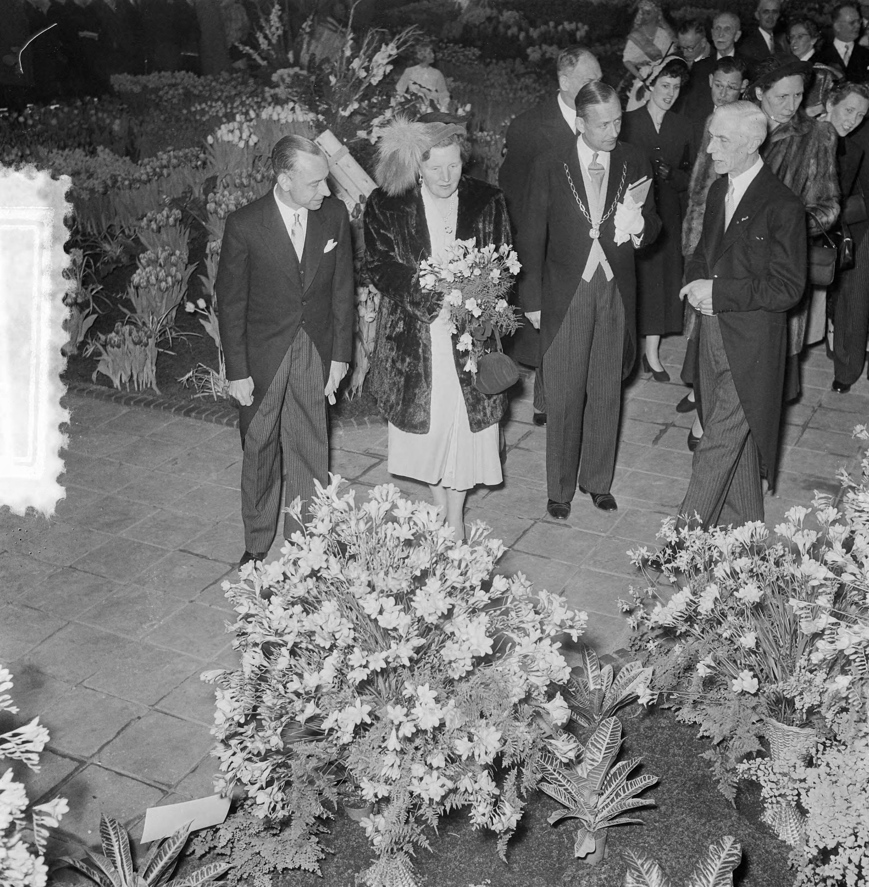 Koningin Juliana opent "Flora" te Heemstede — Foto: Noske, J.D. / Anefo. — Licentie: Set B: Rechtenvrij / Publiek Domein. Bron: Nationaal Archief. http://hdl.handle.net/10648/a9083444-d0b4-102d-bcf8-003048976d84