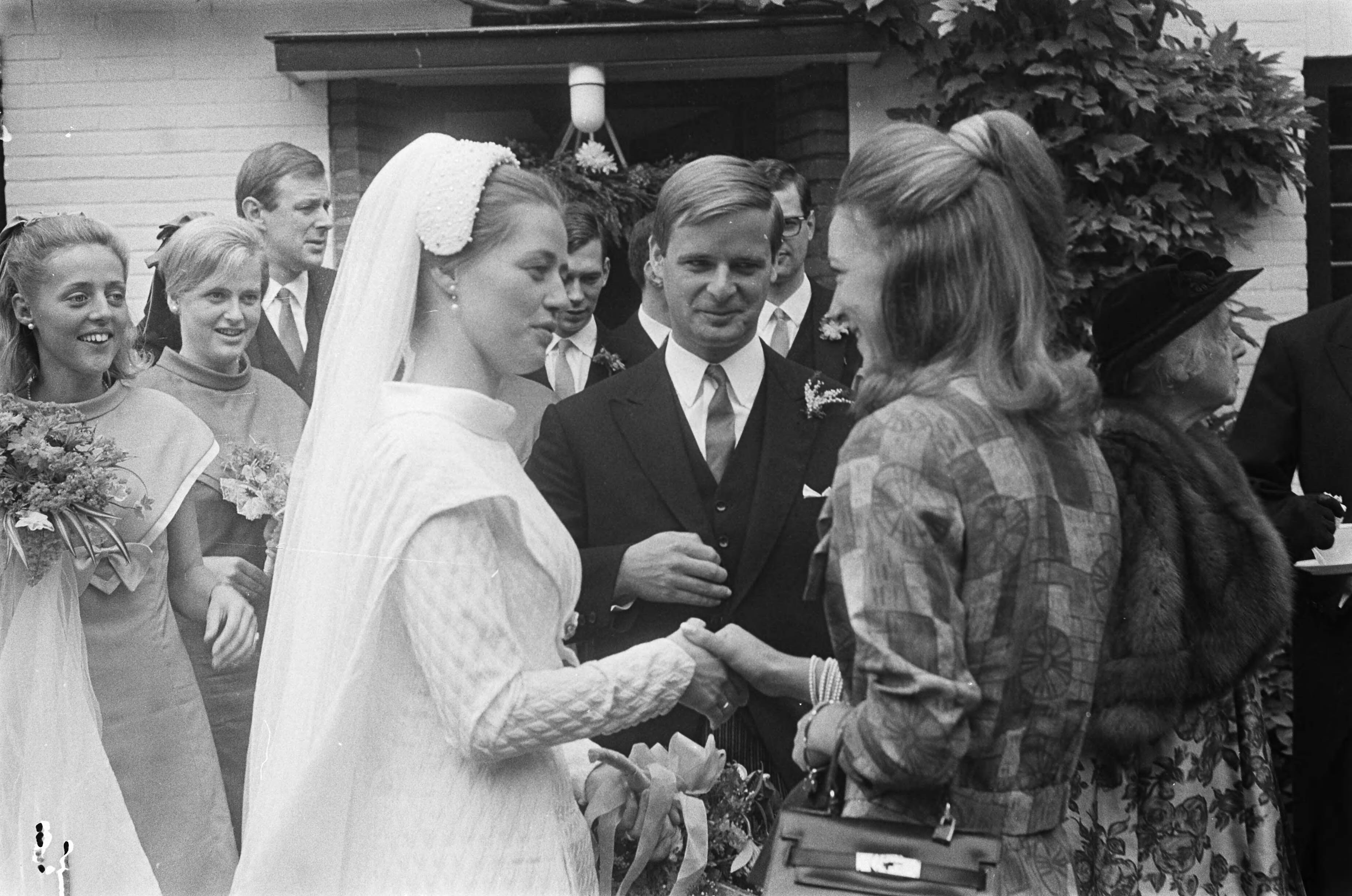 Fotocollectie Anefo — Huwelijk Jonkvrouwe C. C. V. Baronesse Bentinck met M. P. V. Evelein . Het jonge paar gelukgewenst door prinses Irene te Soest — Foto: Koch, Eric / Anefo. Licentie: Set B: Rechtenvrij / Publiek Domein. Bron: Nationaal Archief. http://hdl.handle.net/10648/ab27750a-d0b4-102d-bcf8-003048976d84