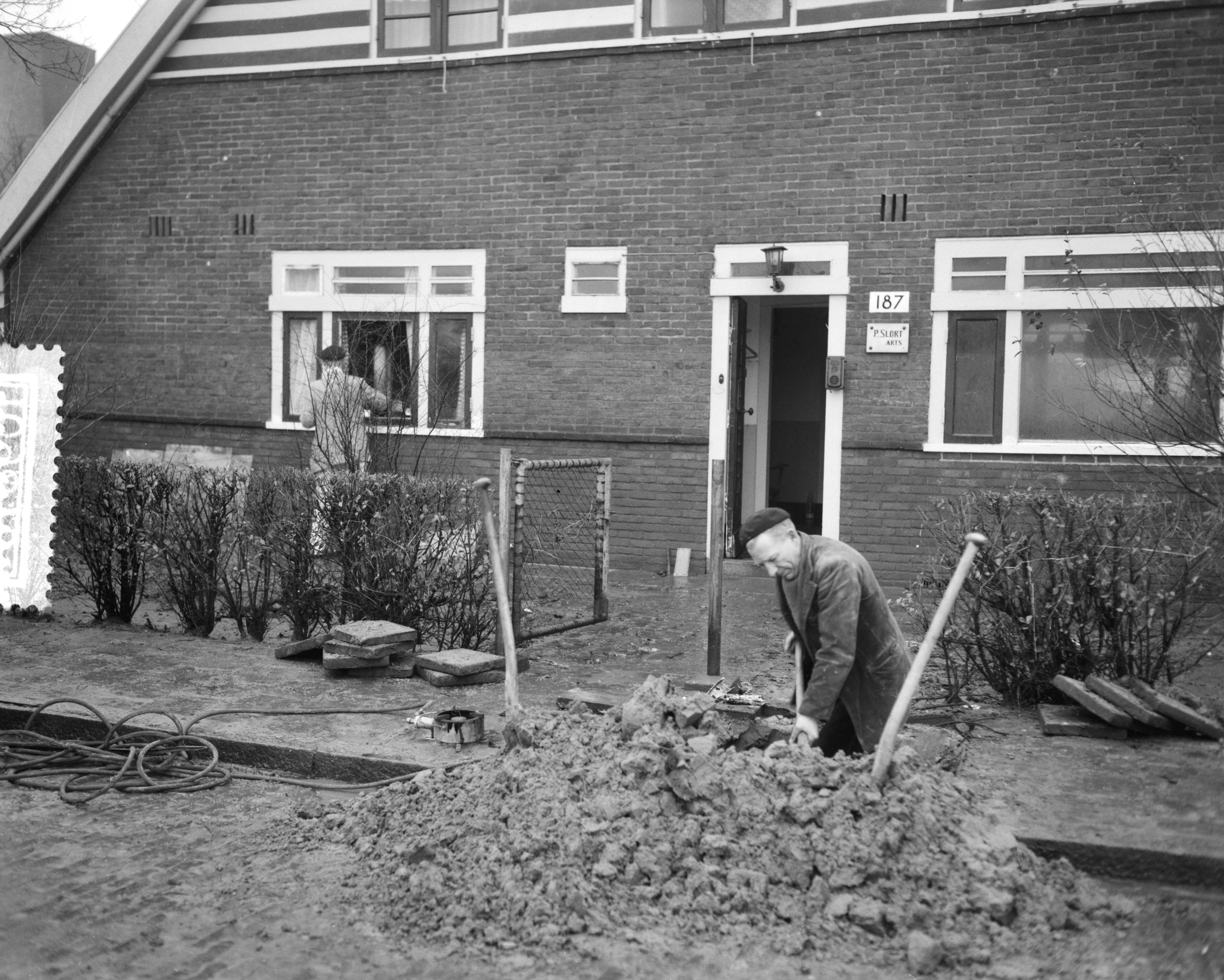 Ramp Tuindorp Oostzaan — Laatste voorbereiding terugkeer bewoners Oostzaan — Foto: Bilsen, Joop van / Anefo. Licentie: Set B: Rechtenvrij / Publiek Domein. Bron: Nationaal Archief. http://hdl.handle.net/10648/a9a6d022-d0b4-102d-bcf8-003048976d84