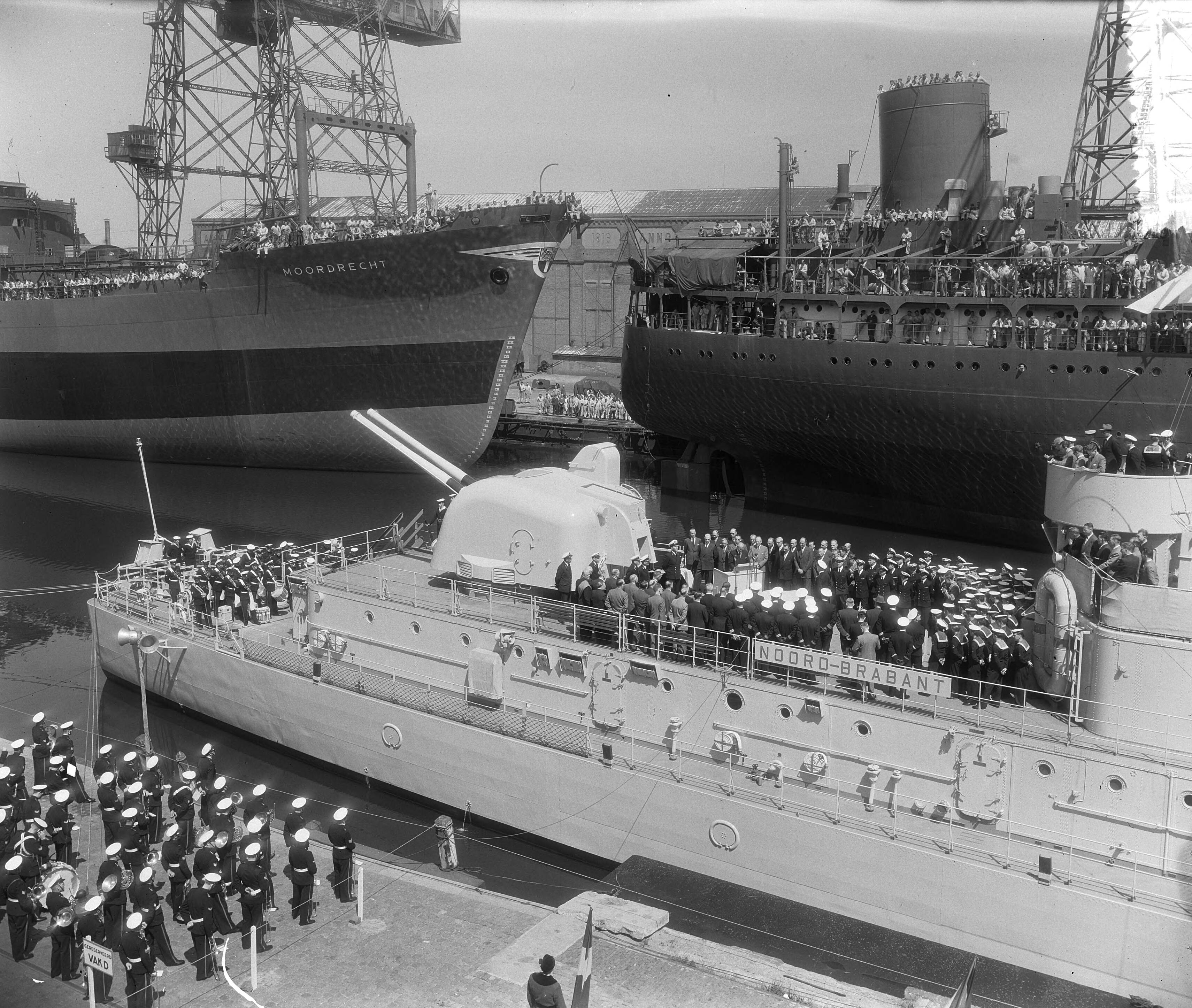 Fotocollectie Anefo — Overdracht onderzeebootjager Hr. Ms. "Noord Brabant" aan de Houtkade te Vlissingen — Foto: Rossem, Wim van / Anefo. Licentie: Set B: Rechtenvrij / Publiek Domein. Bron: Nationaal Archief. http://hdl.handle.net/10648/a9361abc-d0b4-102d-bcf8-003048976d84