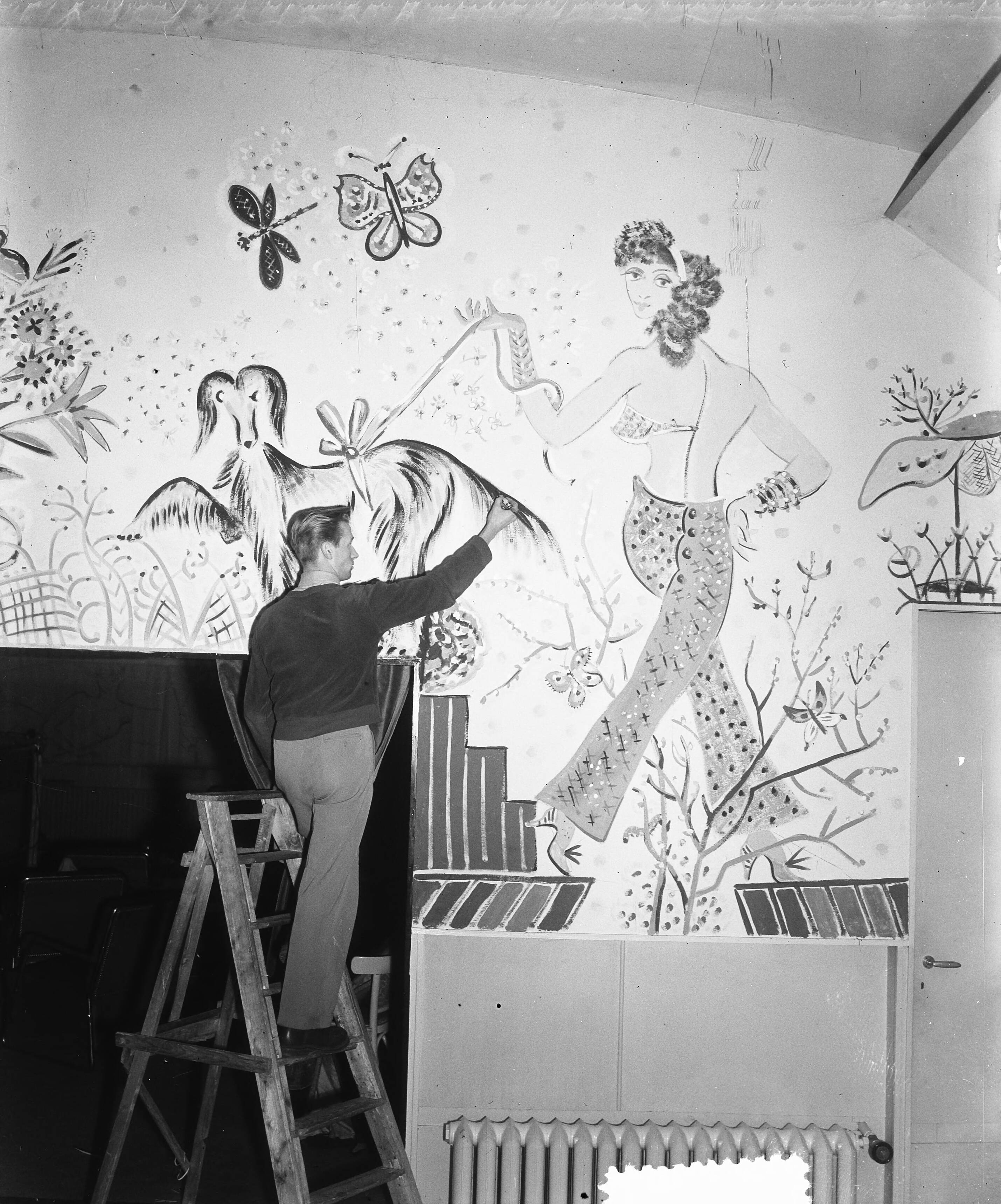 Fotocollectie Anefo — Carnaval. Kunstenaars maken decorschilderingen in Hotel Hamdorff te Laren (N.H.) — Foto: Duinen, H. van / Anefo. Licentie: Set B: Rechtenvrij / Publiek Domein. Bron: Nationaal Archief. http://hdl.handle.net/10648/a8f5c674-d0b4-102d-bcf8-003048976d84