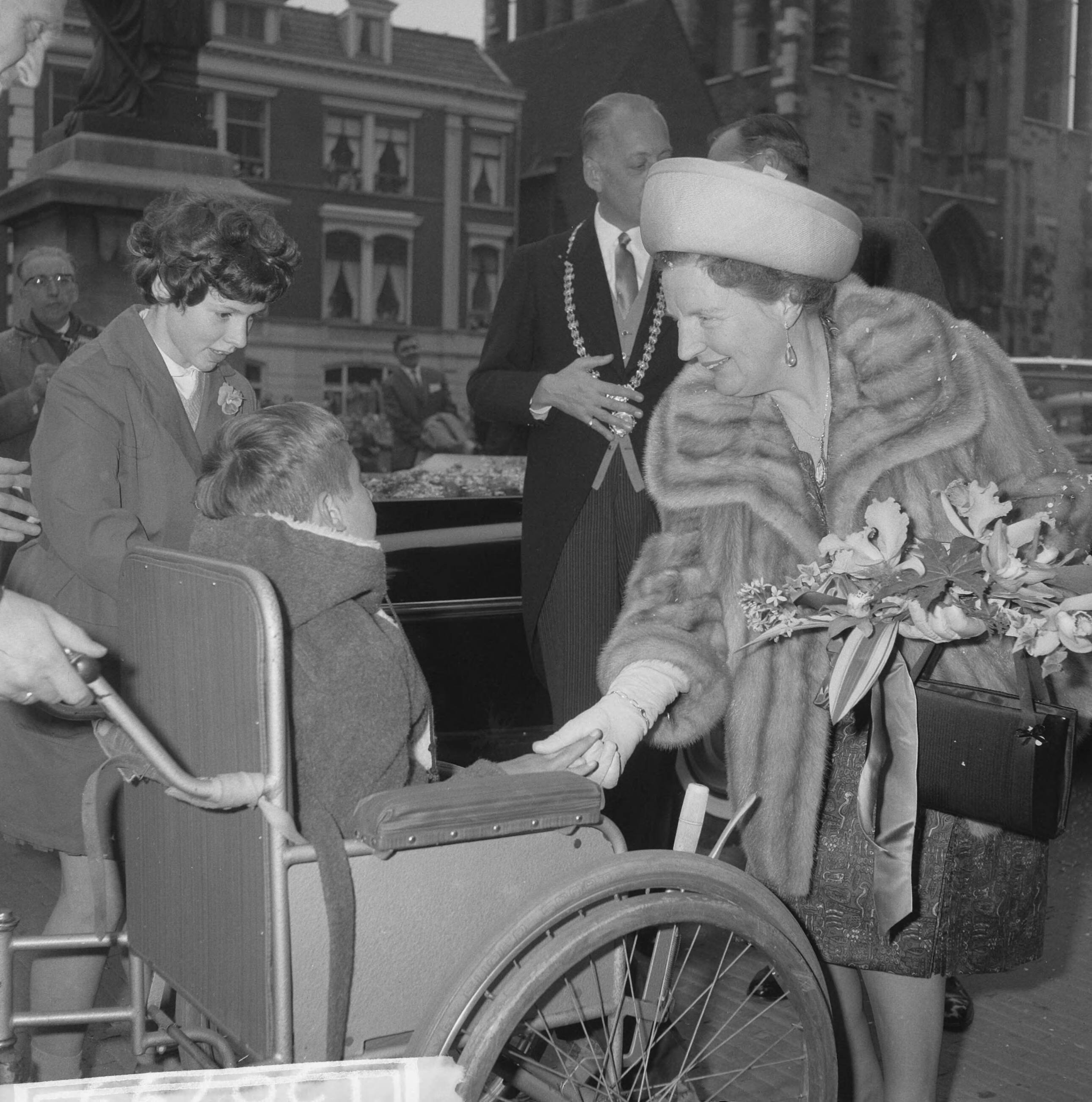 Koninklijk bezoek aan Utrecht (1962) — Koninklijk bezoek aan Utrecht — Foto: Merk, Ben / Anefo. Licentie: Set B: Rechtenvrij / Publiek Domein. Bron: Nationaal Archief. http://hdl.handle.net/10648/aa06aaa6-d0b4-102d-bcf8-003048976d84