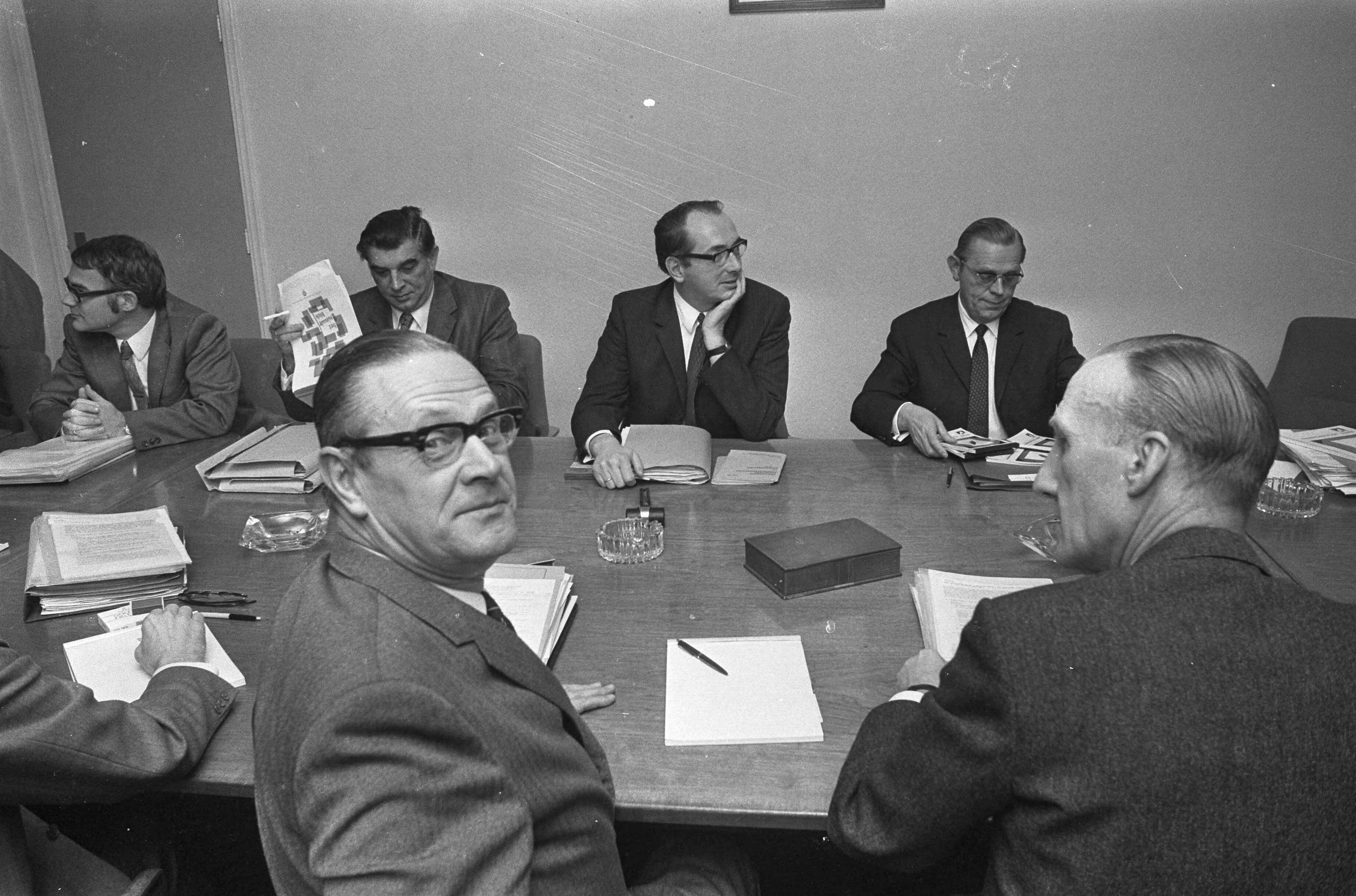 Fotocollectie Anefo — Raad van overleg van werkgevers en werknemers metaalindustrie bijeen over CAO in FME-gebouw, Den Haag werkgevers en werknemers rond de tafel: op voorgrond — Foto: Peters, Hans / Anefo. Licentie: Set B: Rechtenvrij / Publiek Domein. Bron: Nationaal Archief. http://hdl.handle.net/10648/abddae1a-d0b4-102d-bcf8-003048976d84