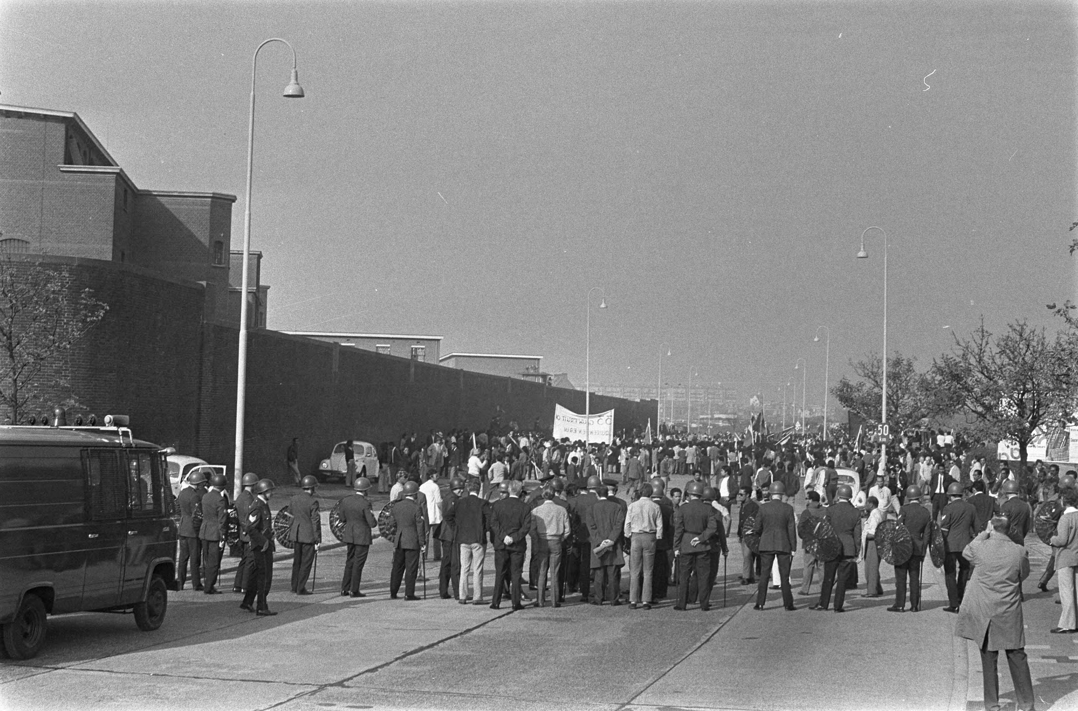 Fotocollectie Anefo — Demonstratie Zuid-Molukkers in Den Haag — Foto: Mieremet, Rob / Anefo. Licentie: Set B: Rechtenvrij / Publiek Domein. Bron: Nationaal Archief. http://hdl.handle.net/10648/aba4c578-d0b4-102d-bcf8-003048976d84