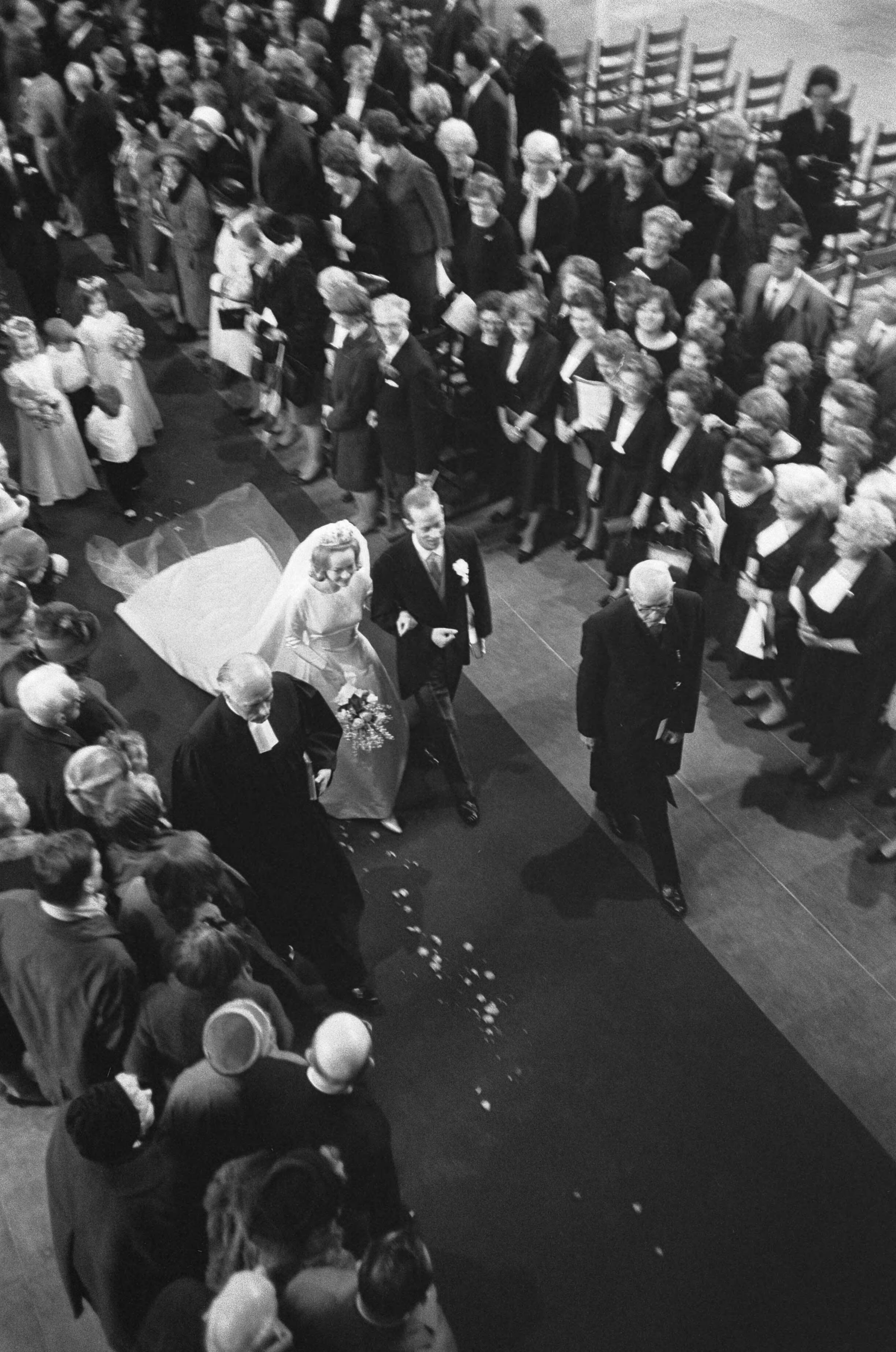 Huwelijk prins Karl von Hessen en gravin Yvonne Szapary in Den Haag — Aankomst in de kerk — Foto: Fotograaf Onbekend / Anefo. Licentie: Set B: Rechtenvrij / Publiek Domein. Bron: Nationaal Archief. http://hdl.handle.net/10648/aae5f152-d0b4-102d-bcf8-003048976d84