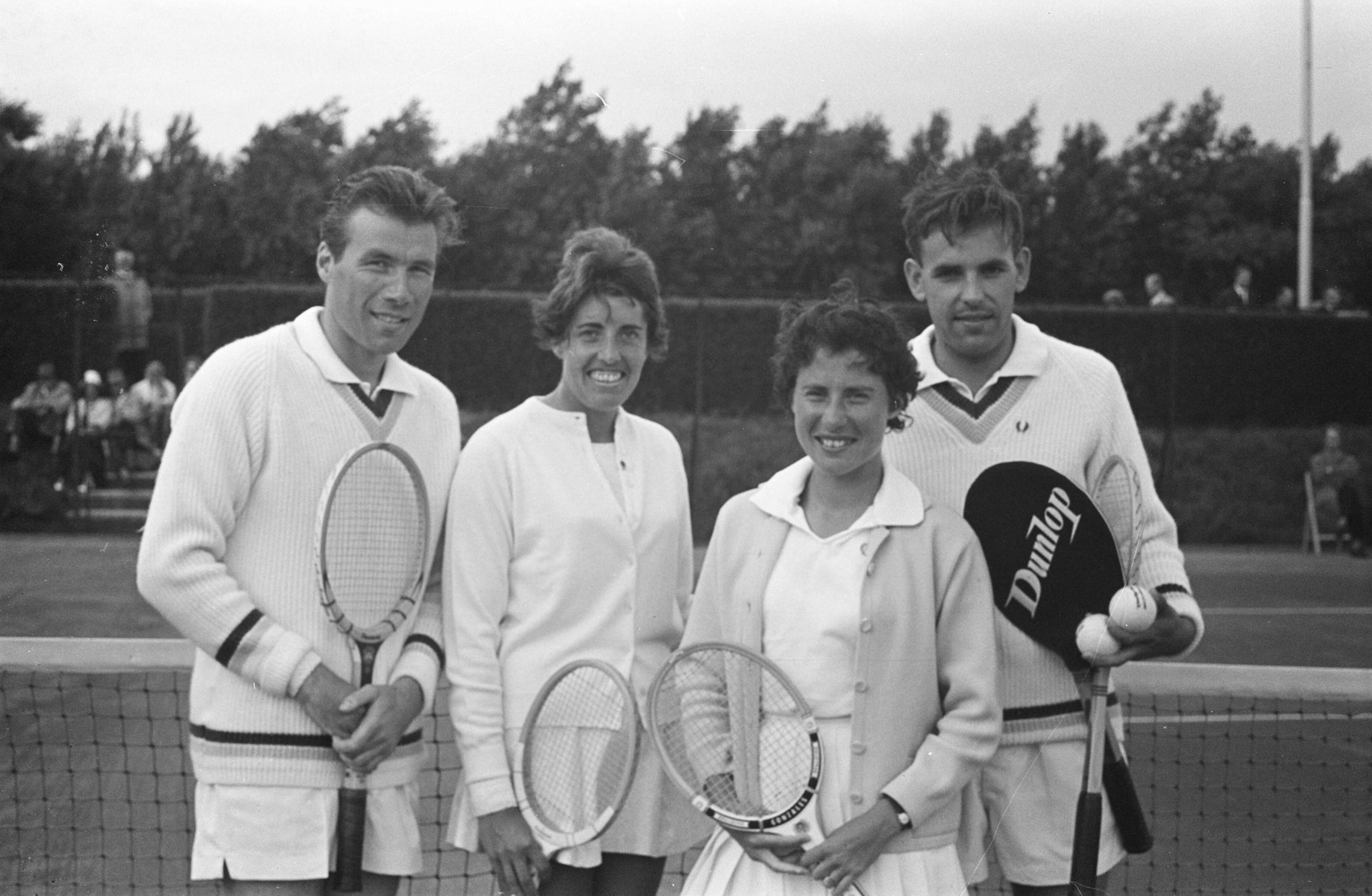 Tennis : Nederland tegen België — Tennis. Nederland tegen België in Tennispark Hanenburg te Den Haag. Gemengd dubbel, v.l.n.r. J. Brichart, Mlle. Mercelis (België), mevrouw De Jong-Maris en ? — Foto: Fotograaf Onbekend / Anefo. Licentie: Set B: Rechtenvrij / Publiek Domein. Bron: Nationaal Archief. http://hdl.handle.net/10648/aa14f804-d0b4-102d-bcf8-003048976d84