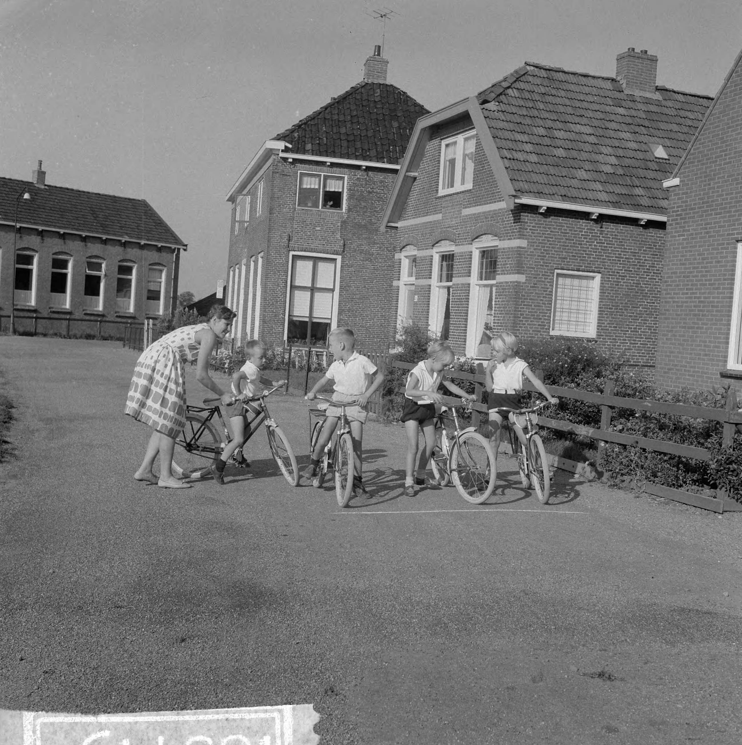 Fotocollectie Anefo — Friese vierling uit Deinum aanstaande zaterdag 6 jaar, de vierling op de fiets — Foto: Gelderen, Hugo van / Anefo. Licentie: Set B: Rechtenvrij / Publiek Domein. Bron: Nationaal Archief. http://hdl.handle.net/10648/aa77c6fa-d0b4-102d-bcf8-003048976d84