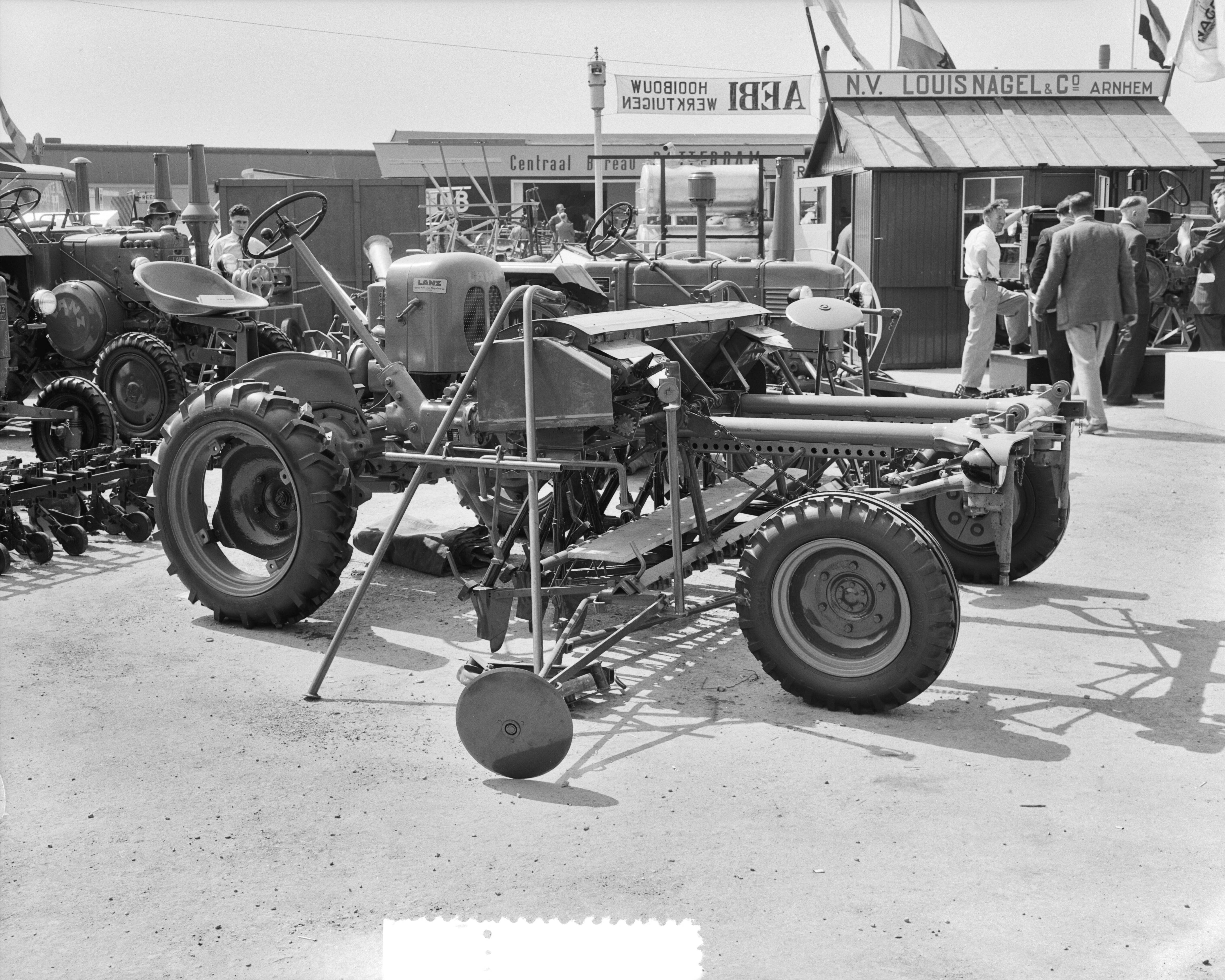 Landbouwtentoonstelling Utrecht (1952) — Landbouwtentoonstelling Utrecht — Foto: Pot, Harry / Anefo. Licentie: Set B: Rechtenvrij / Publiek Domein. Bron: Nationaal Archief. http://hdl.handle.net/10648/a8f91fae-d0b4-102d-bcf8-003048976d84