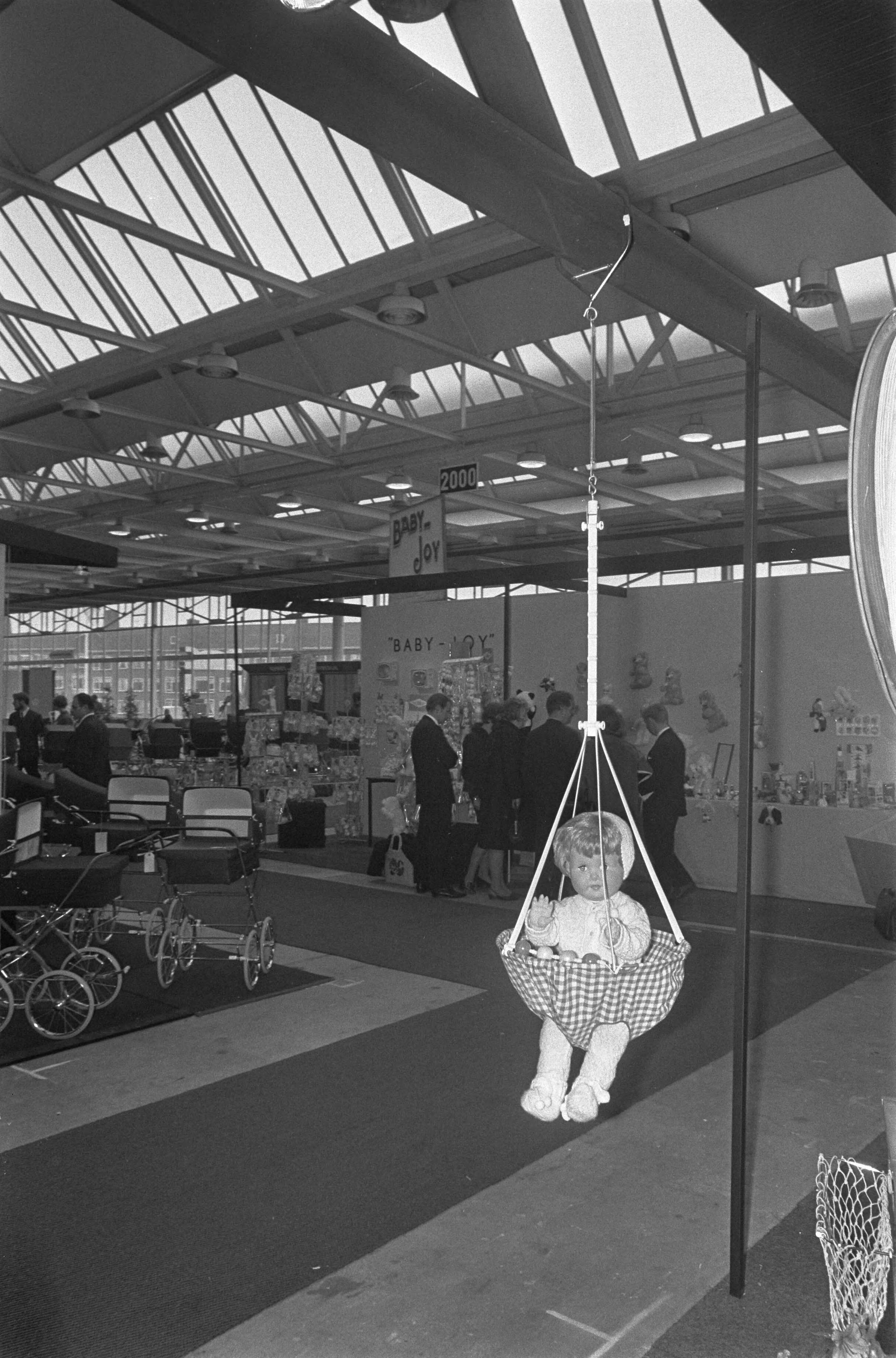 Fotocollectie Anefo — Vakbeurs "Het Kind" in Julianahal te Utrecht de beurs — Foto: Nijs, Jac. de / Anefo. Licentie: Set B: Rechtenvrij / Publiek Domein. Bron: Nationaal Archief. http://hdl.handle.net/10648/ab628730-d0b4-102d-bcf8-003048976d84