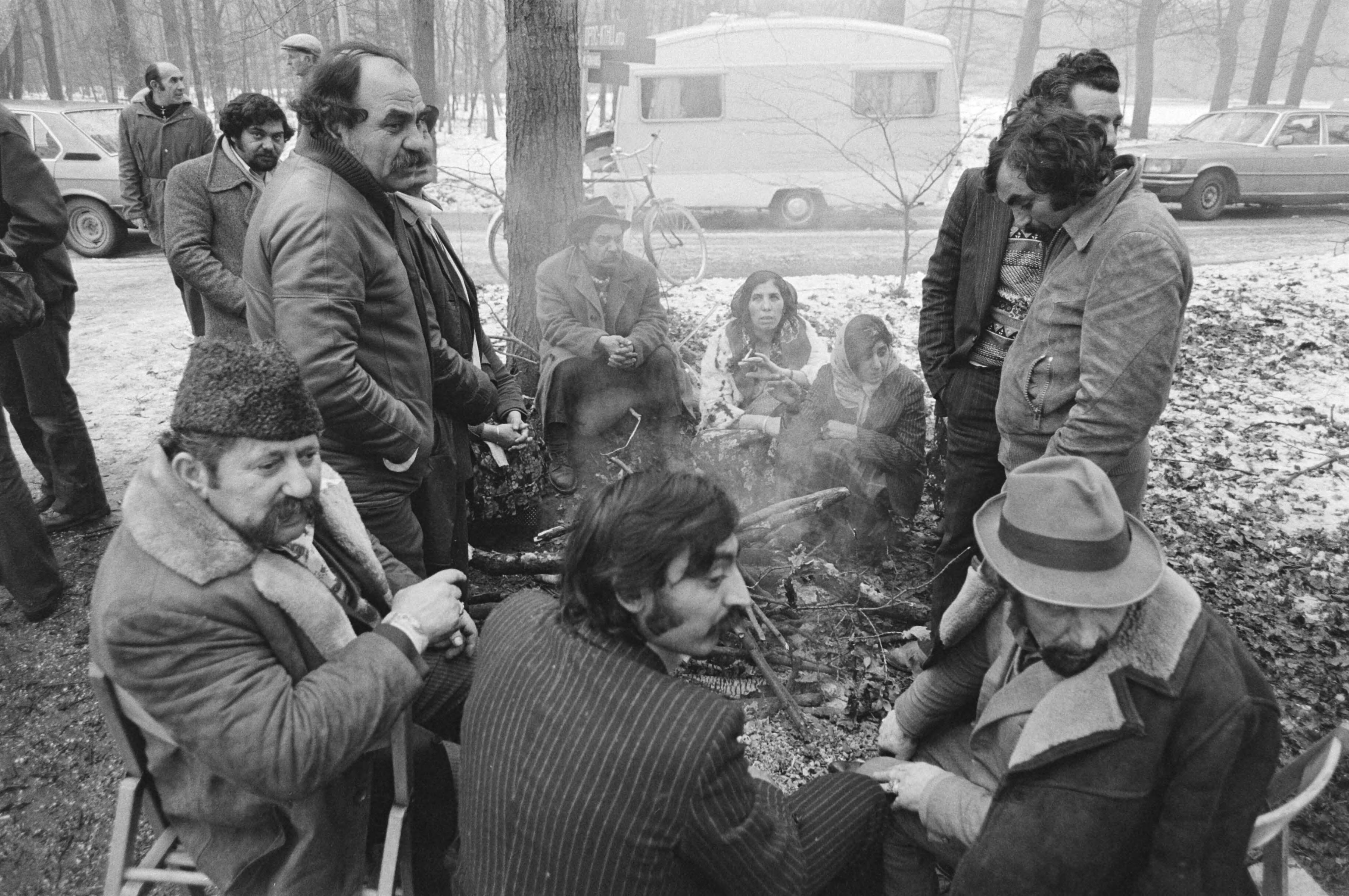 Fotocollectie Anefo — Sinds vannacht staat er een groep zigeuners op terrein van Bisdom Utrecht in Zeist, zigeuners verwarmen zich bij een vuurtje — Foto: Antonisse, Marcel / Anefo. Licentie: Set B: Rechtenvrij / Publiek Domein. Bron: Nationaal Archief. http://hdl.handle.net/10648/acf1e622-d0b4-102d-bcf8-003048976d84
