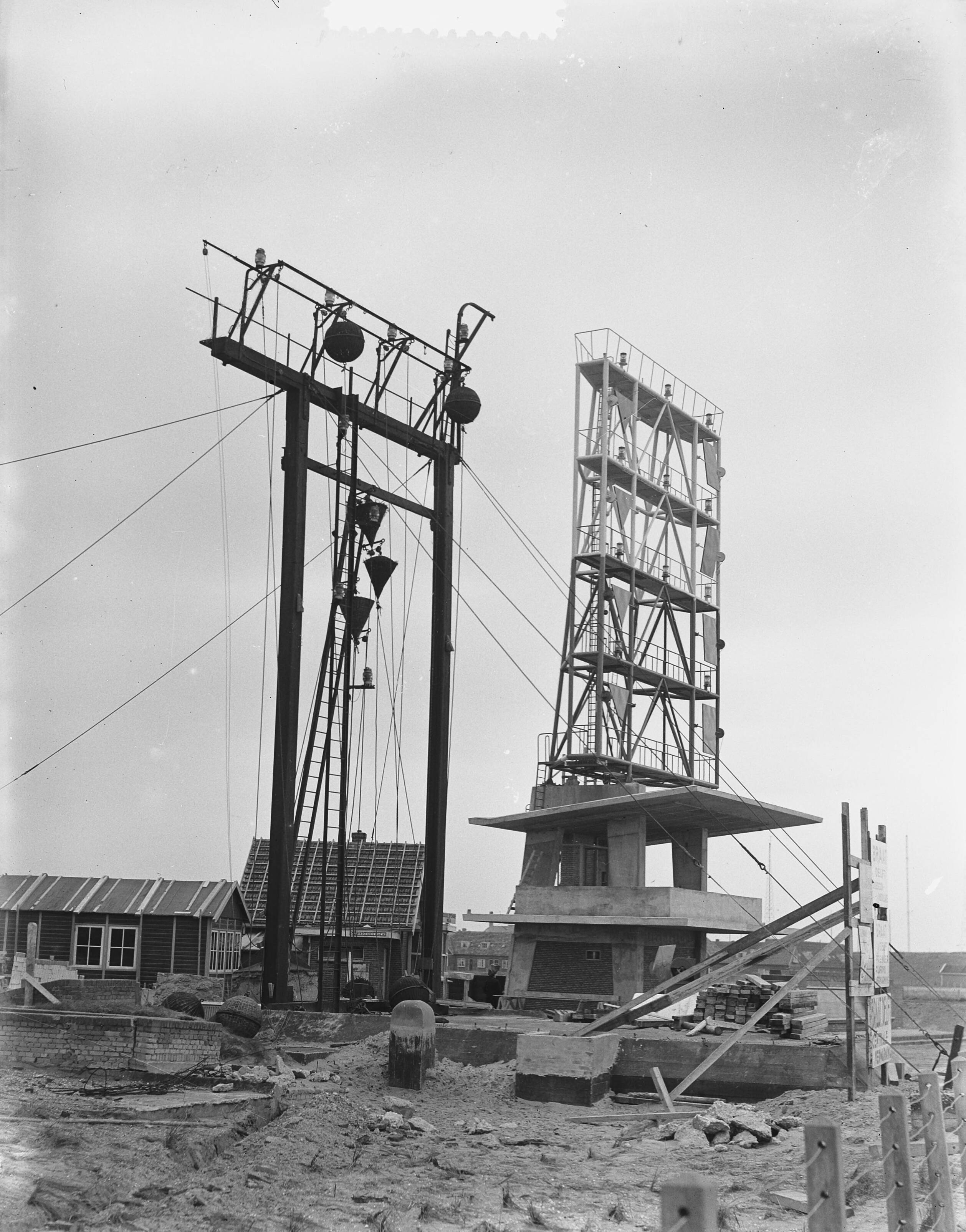 Fotocollectie Anefo — Nieuwe Semafoor in aanbouw te Scheveningen — Foto: Duinen, H. van / Anefo. Licentie: Set B: Rechtenvrij / Publiek Domein. Bron: Nationaal Archief. http://hdl.handle.net/10648/a919ec52-d0b4-102d-bcf8-003048976d84