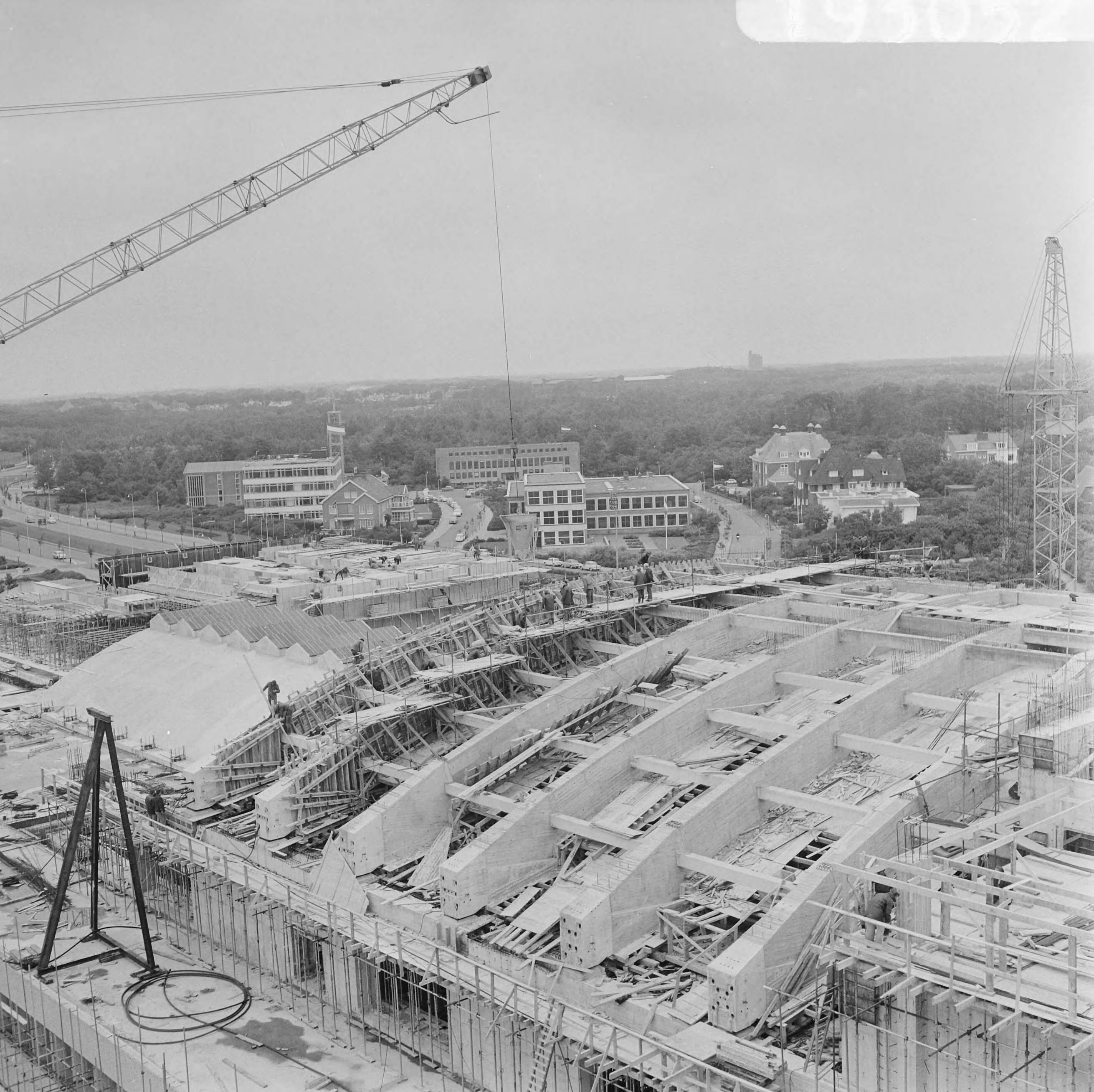 Fotocollectie Anefo — Bouw Nederlands Congrescentrum te Den Haag , overzicht v toren, op werkzaamheden — Foto: Voets, Jan / Anefo. Licentie: Set B: Rechtenvrij / Publiek Domein. Bron: Nationaal Archief. http://hdl.handle.net/10648/aaf0b77c-d0b4-102d-bcf8-003048976d84